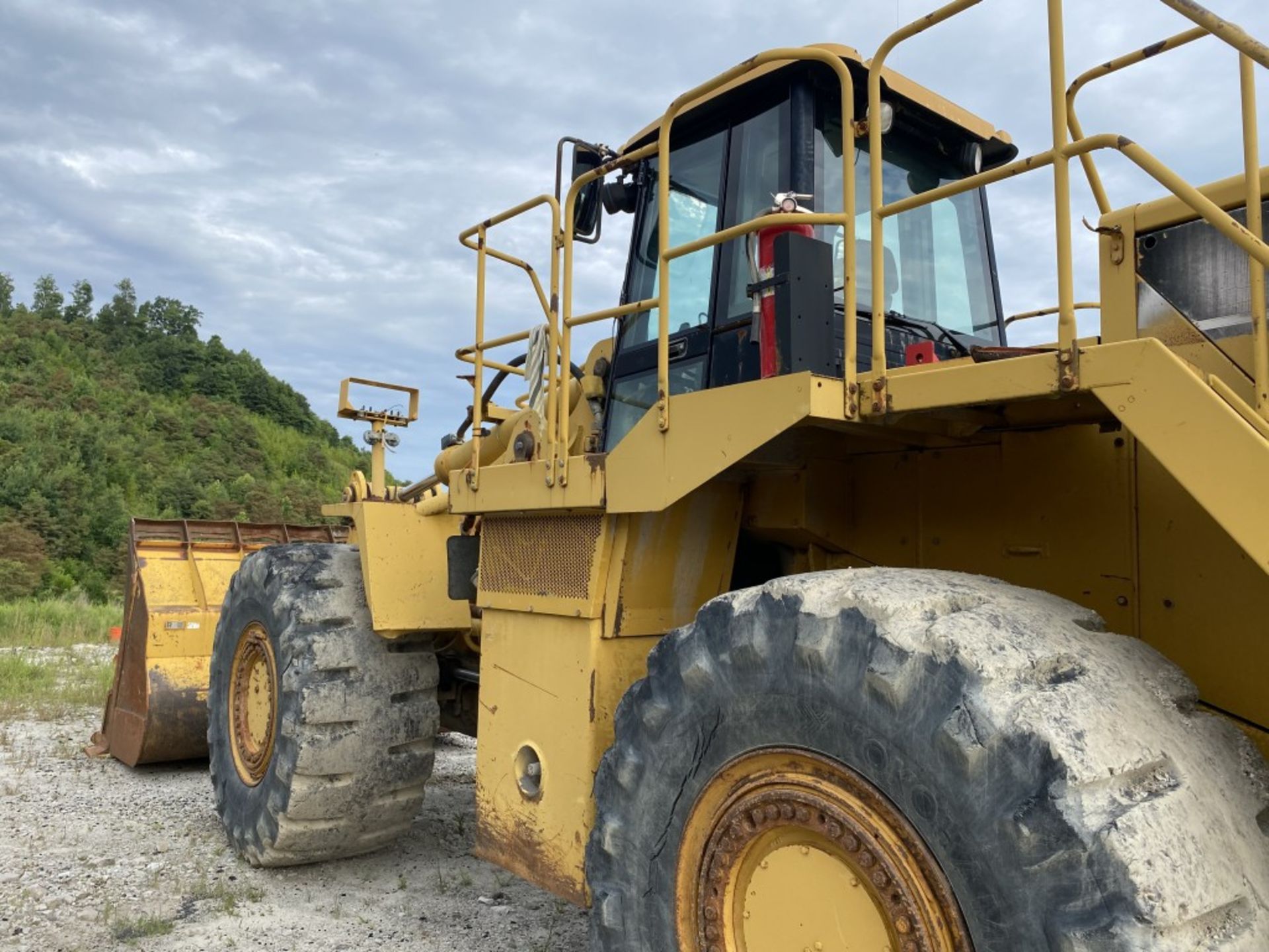 2004 CATERPILLAR 988G ARTICULATED WHEEL LOADER, ENCLOSED CAB, S/N: ABNH01383, 246,485 HOURS, 8- - Image 8 of 29