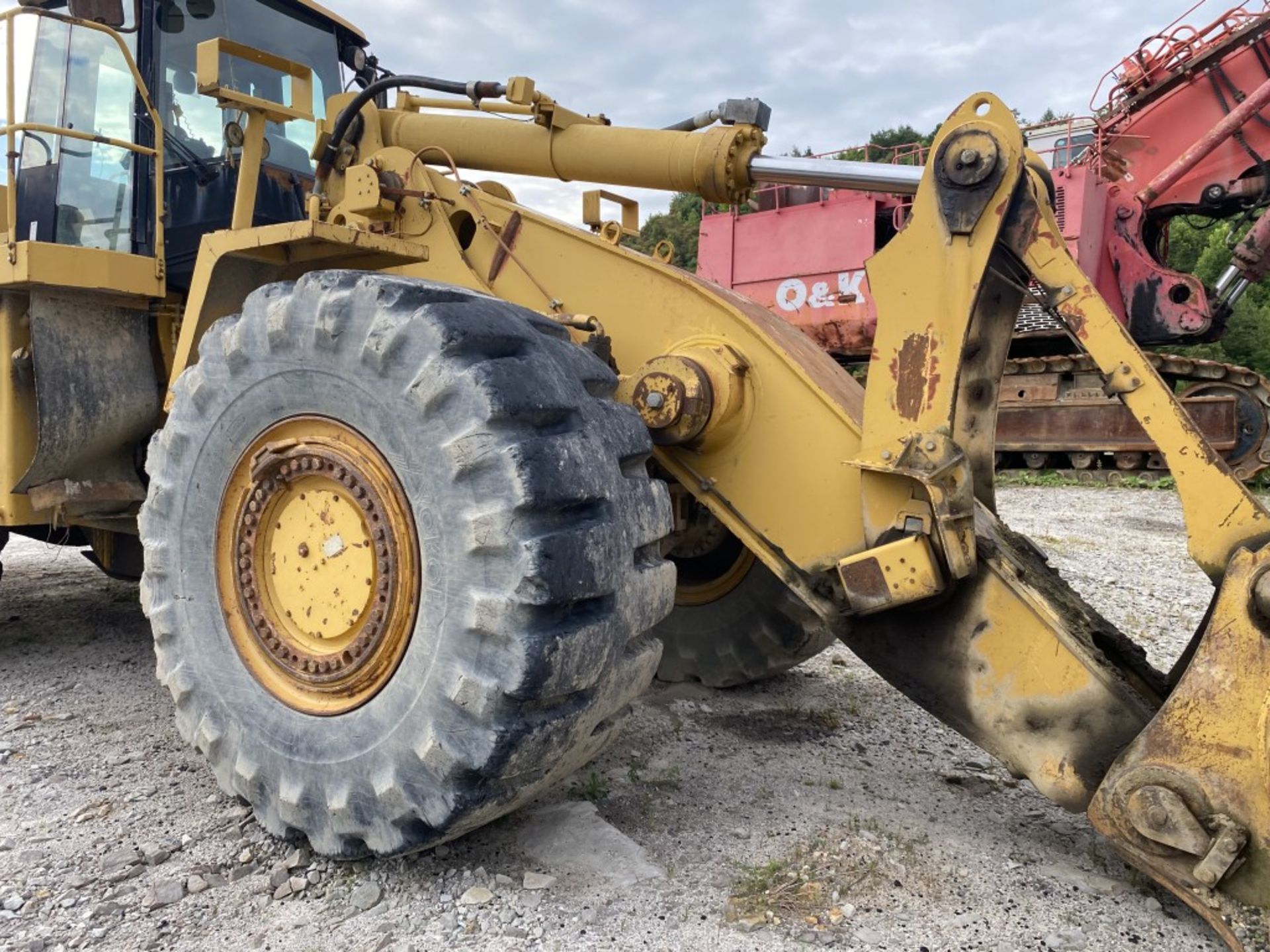 2004 CATERPILLAR 988G ARTICULATED WHEEL LOADER, ENCLOSED CAB, S/N: ABNH01383, 246,485 HOURS, 8- - Image 17 of 29