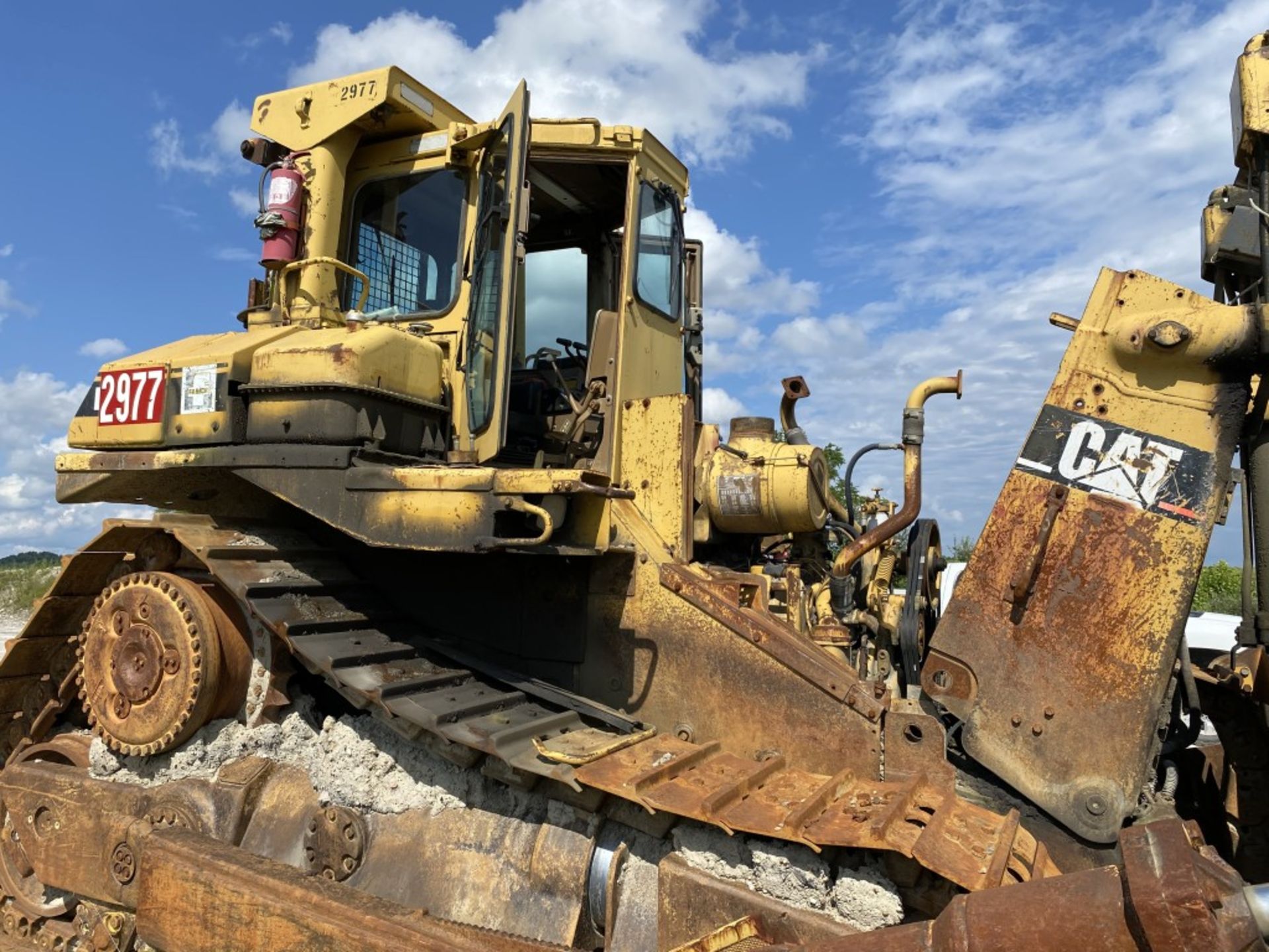 CATERPILLAR D9 DOZER, REAR WINCH, 58,482 HOURS SHOWING, CAT 3408 DIESEL ENGINE, HAS BLADE, MISSING - Image 8 of 12