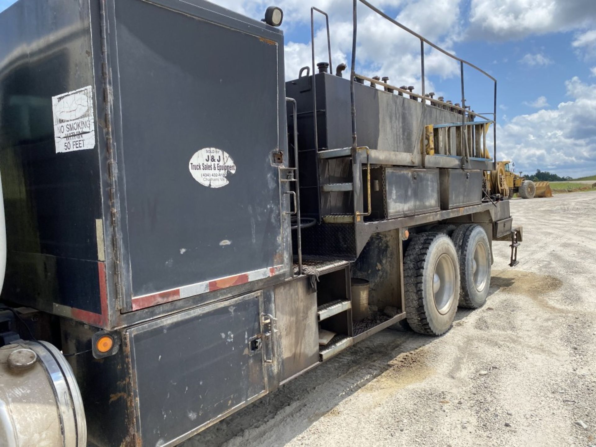 2002 MACK RB688S LUBE TRUCK, VIN: 1M2AM08C22M006266, 240,845 ODOMETER MILES, 22,167 HOURS SHOWING, - Image 11 of 27