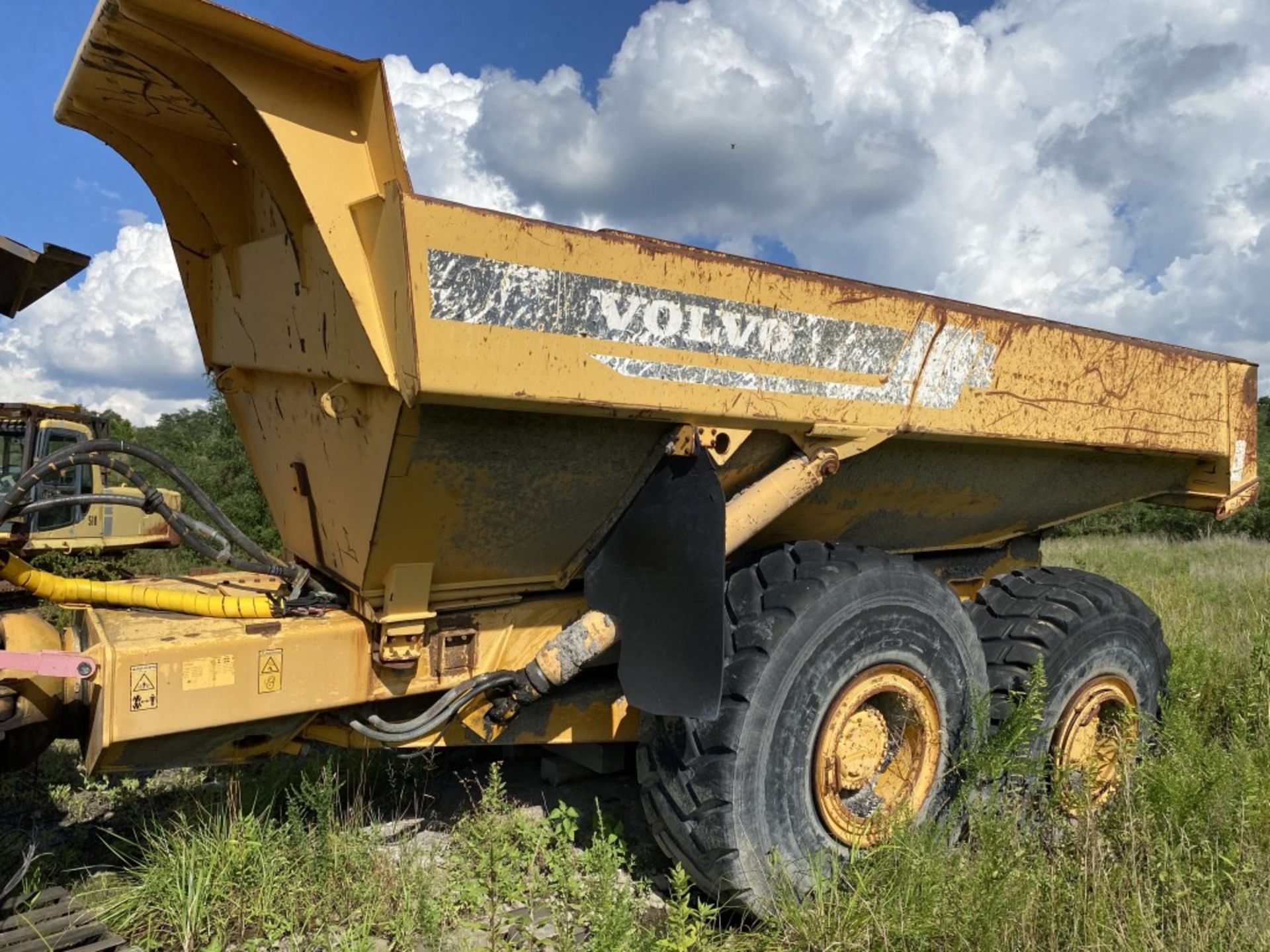 2000 VOLVO A35C ARTICULATED OFF-HIGHWAY TRUCK, ENCLOSED CAB, S/N: A35CV70030, 1,021 HOURS SHOWING ( - Image 12 of 16