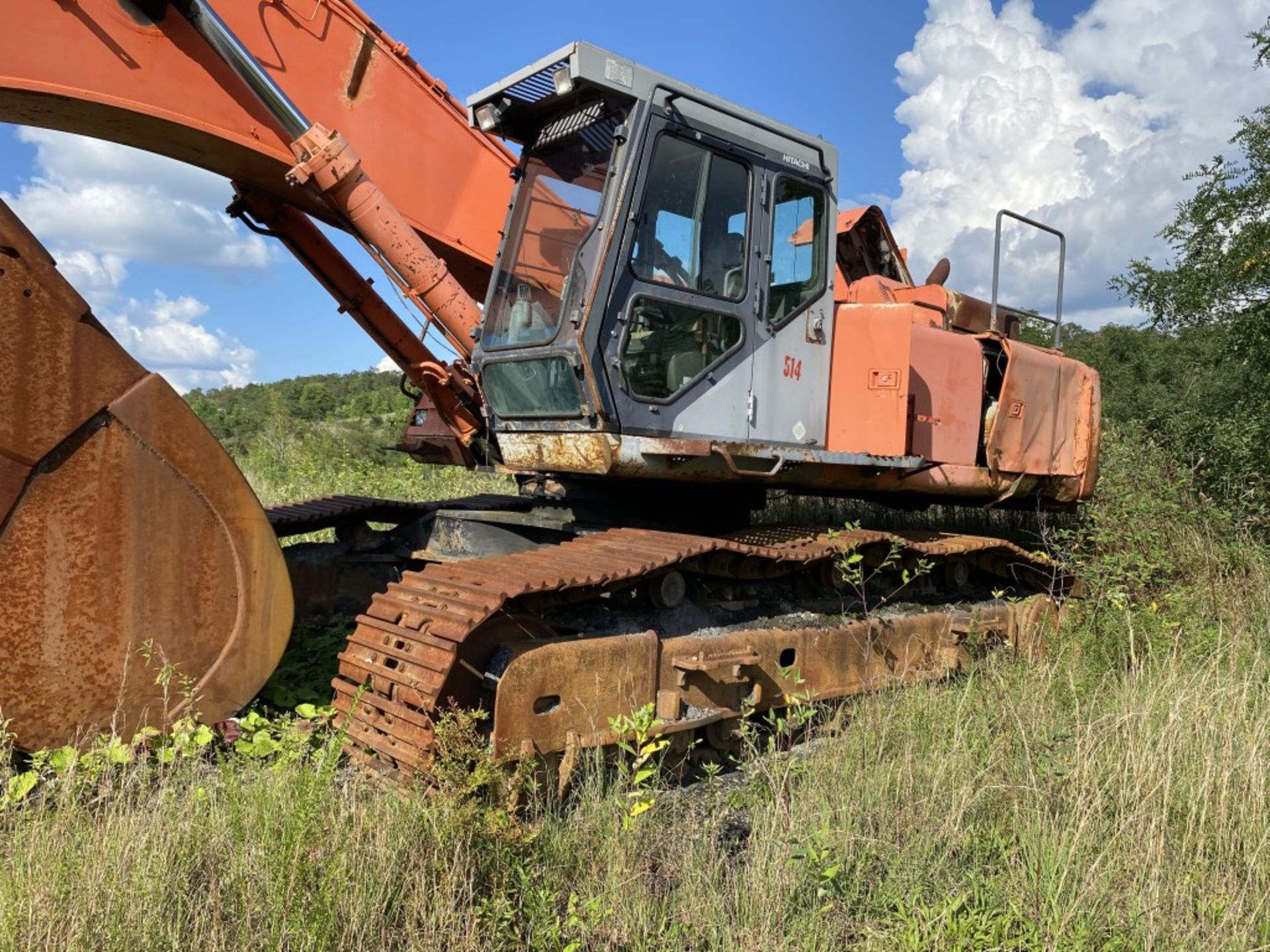 2004 HITACHI EX600LC HYDRAULIC EXCAVATOR, ENCLOSED CAB, S/N: HCM17P00V0000V213, HOURS N/A, 30'' - Image 2 of 18