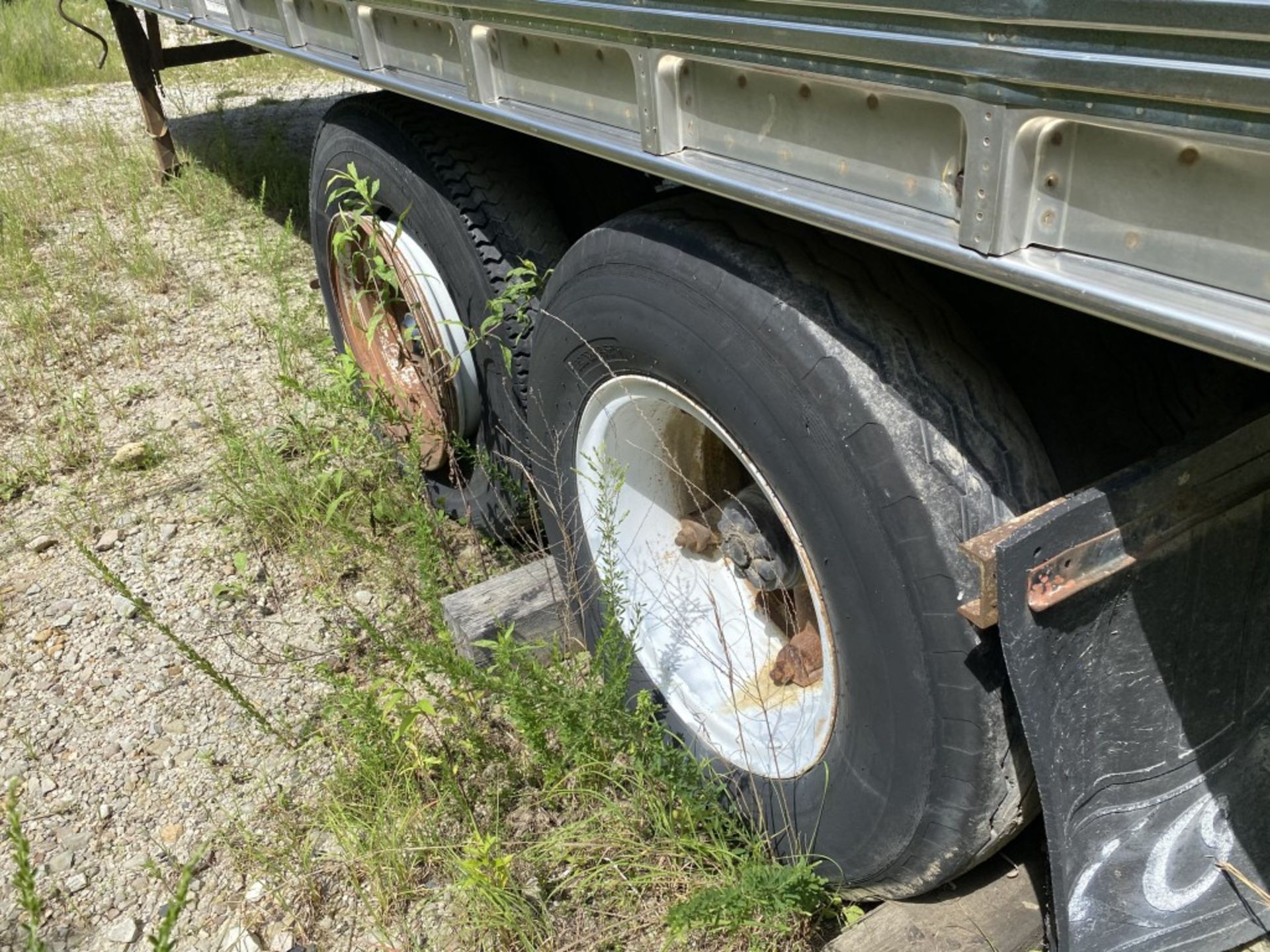 1970 FRUEHAUF 40' STORAGE SEMI-TRAILER, S/N: FWK528575, 1 FLAT TIRE, 11R24.5 TIRES, UNABLE TO OPEN - Image 6 of 10