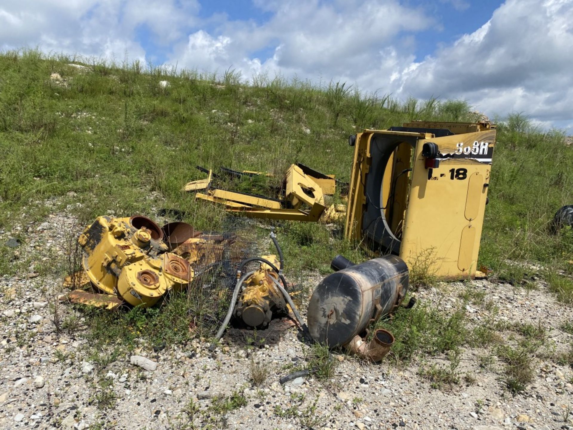 CATERPILLAR 988H WHEEL LOADER FOR PARTS/SCRAP, S/N: CAT0988HEBY00302, 35/65-33 TIRES, ENGINE - Image 11 of 17