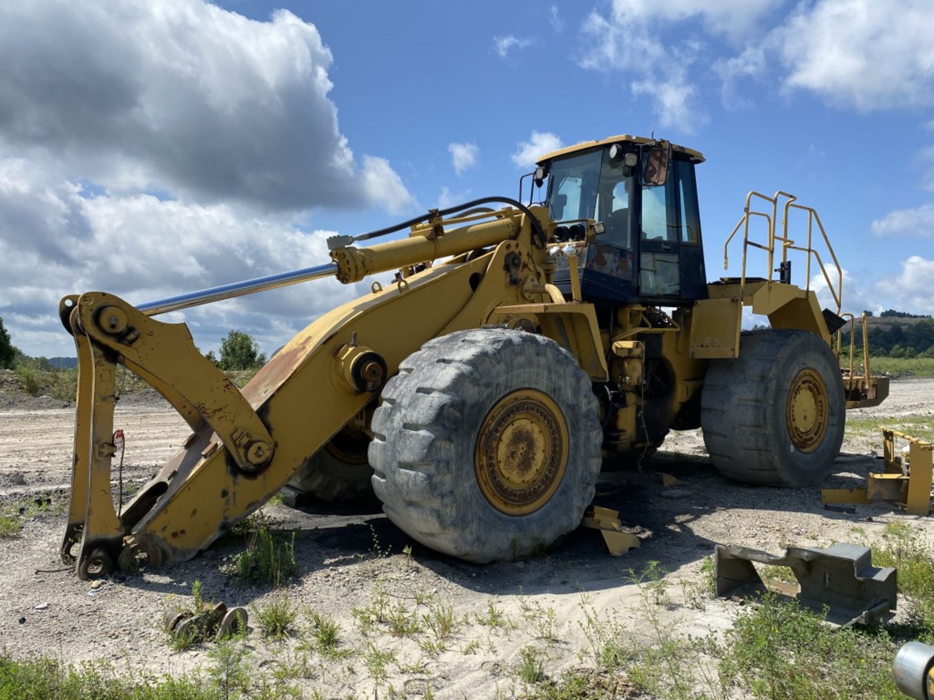 CATERPILLAR 988H WHEEL LOADER FOR PARTS/SCRAP, S/N: CAT0988HEBY00302, 35/65-33 TIRES, ENGINE - Image 4 of 17