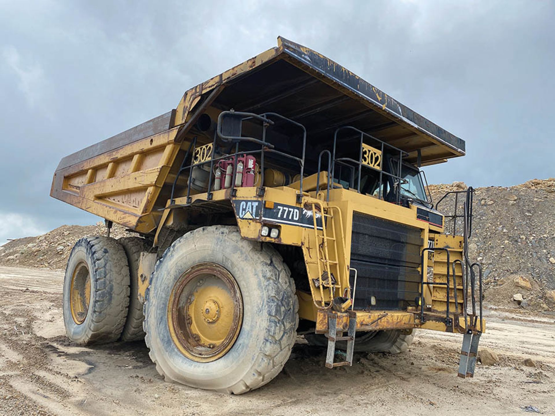 CATERPILLAR 777D OFF-ROAD DUMP TRUCK, S/N: 3PR01012, UNKNOWN HOURS, CAT V8 TURBO DIESEL ENGINE, 27. - Image 2 of 22