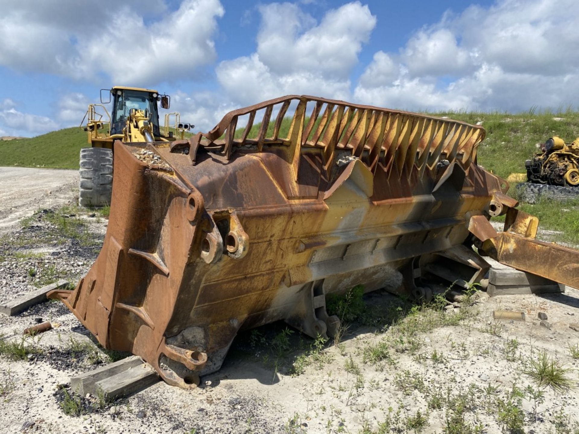 17' CATERPILLAR DOZER BLADE, COMES WITH ONE SIDE BRACKET LOCATION: MINWAY - Image 3 of 8