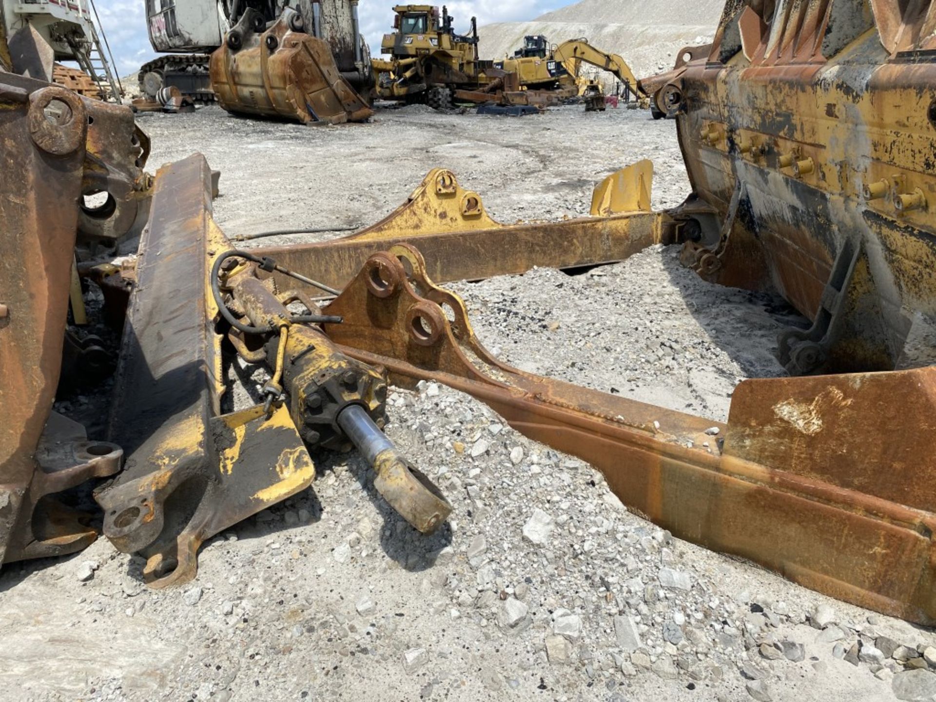 (2) USED CATERPILLAR DOZER BLADES, 16'8'' WIDE AND 20'6'' WIDE, BOTH NEED WORK LOCATION: TWIN - Image 4 of 6