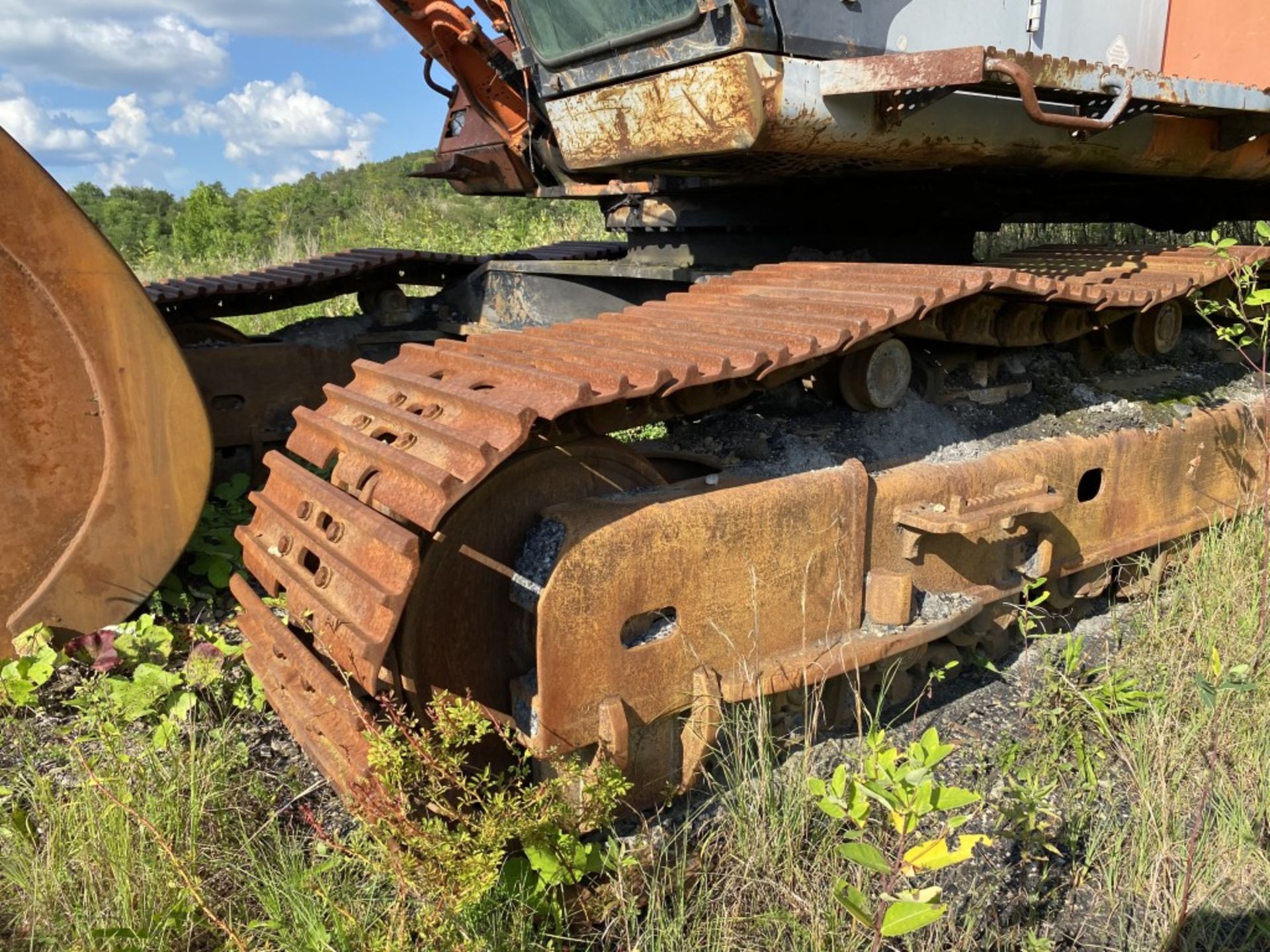 2004 HITACHI EX600LC HYDRAULIC EXCAVATOR, ENCLOSED CAB, S/N: HCM17P00V0000V213, HOURS N/A, 30'' - Image 11 of 18