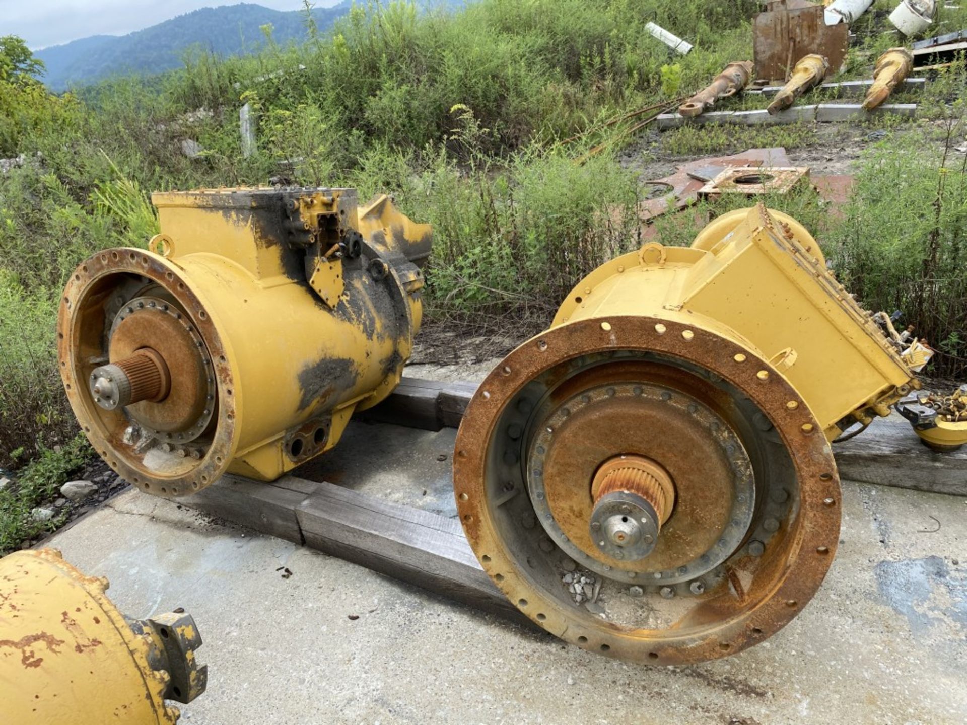 CATERPILLAR DOZER BLADE, 241.8'', S/N: 7GW00986, COMES WITH ASSORTED USED EQUIPMENT PARTS - Image 9 of 19