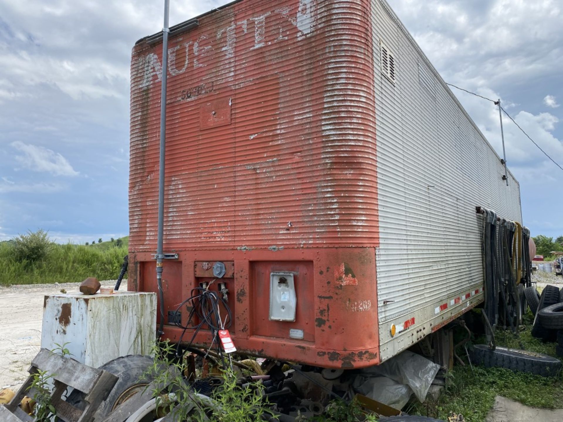 1969 FRUEHAUF STORAGE SEMI-TRAILER, COMES WITH CONTENTS, BELIEVED TO BE PARTS, S/N: MAK-185322, - Image 14 of 15