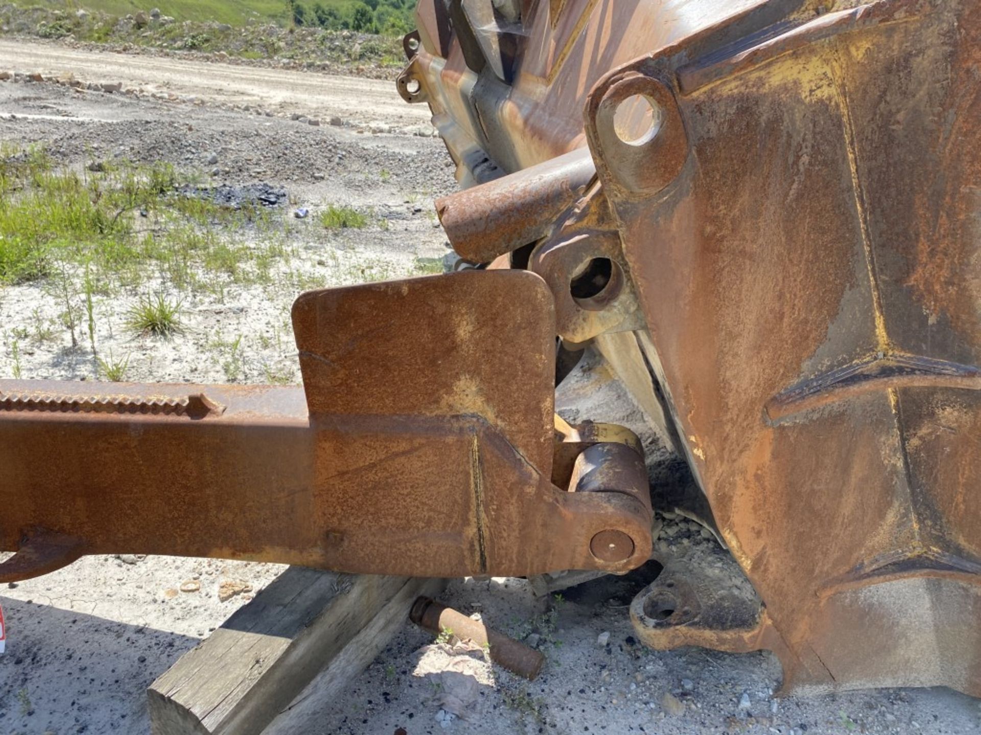 17' CATERPILLAR DOZER BLADE, COMES WITH ONE SIDE BRACKET LOCATION: MINWAY - Image 7 of 8