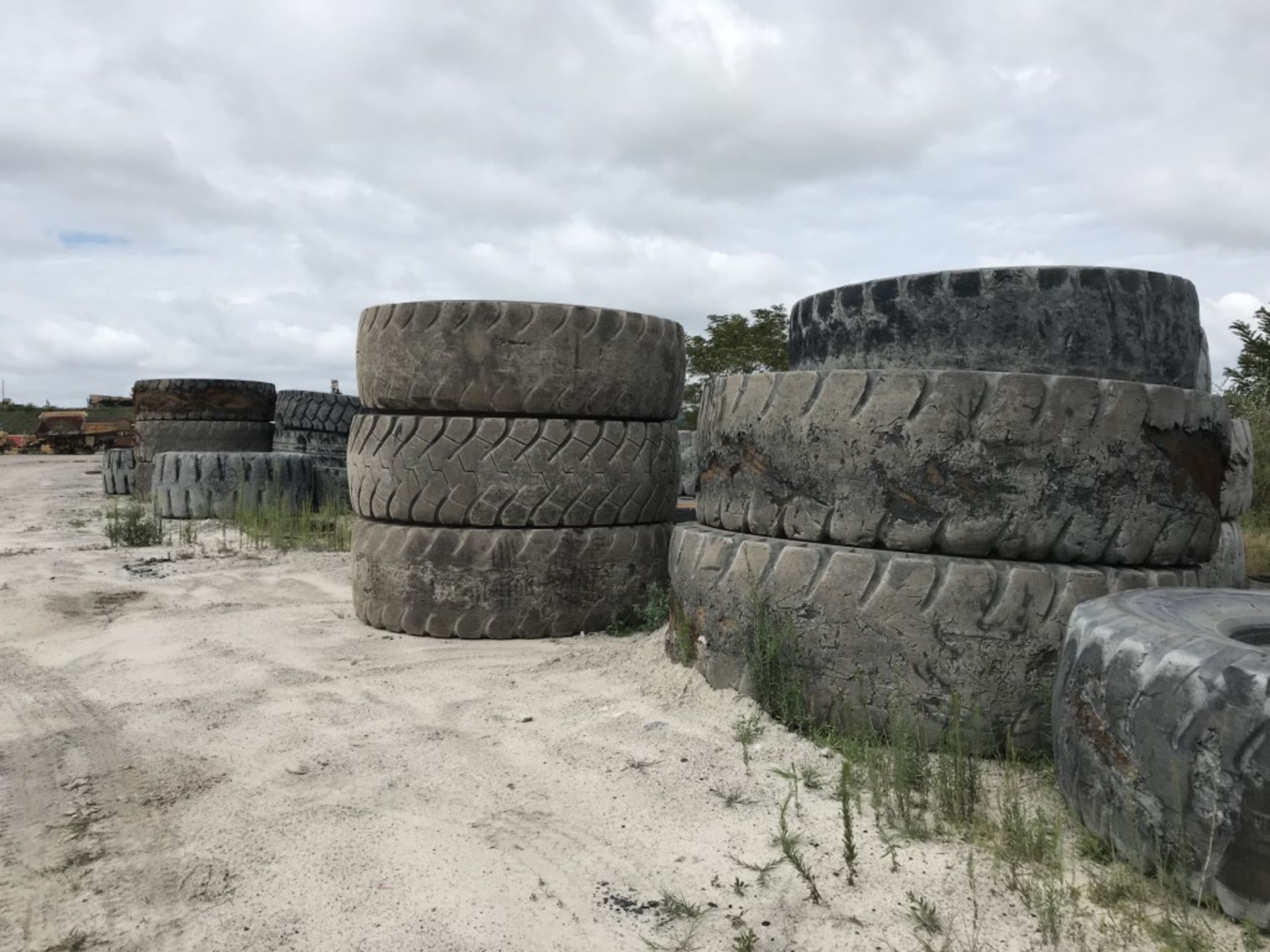 LARGE LOT OF ASSORTED LOADER, OFF-ROAD TRUCK RIMS AND TIRES, INCLUDES OTHER ASSORTED RIMS AND - Image 5 of 12