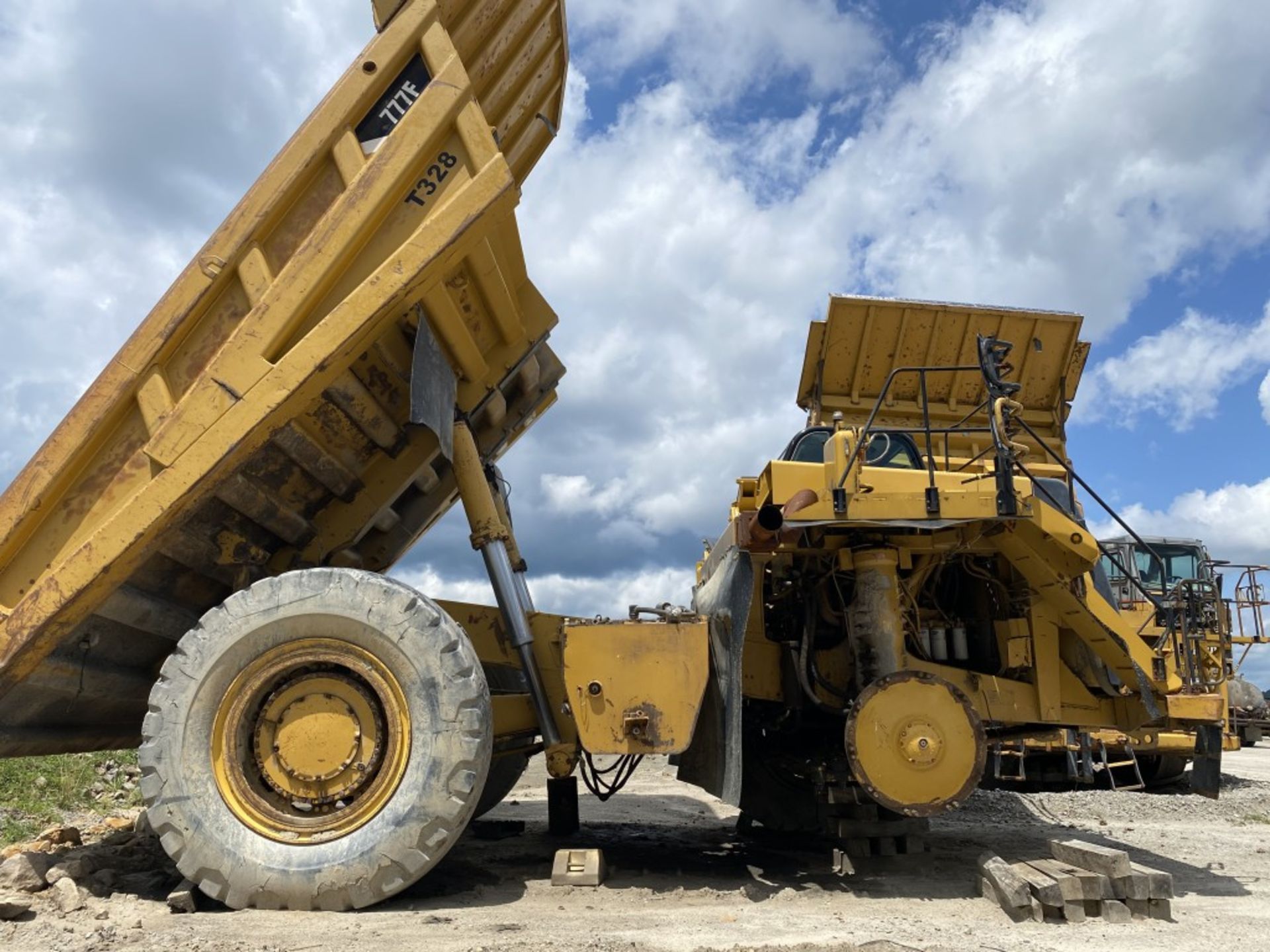 CATERPILLAR 777F OFF-ROAD DUMP TRUCK, S/N: CAT0777FLJRP00975, CAT DIESEL ENGINE, HYDRAULIC DUMP BOX, - Image 2 of 17