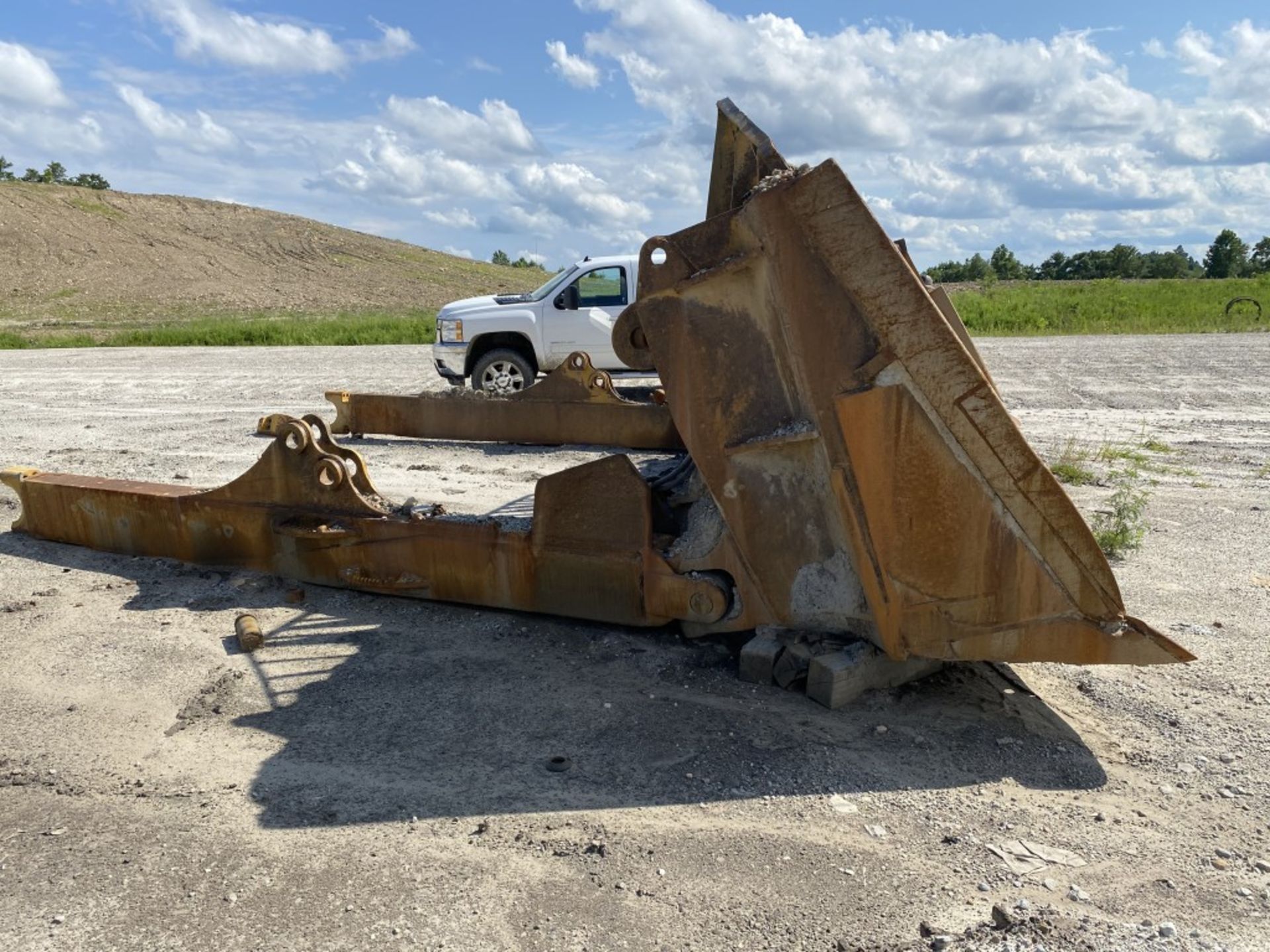 CATERPILLAR DOZER BLADE WITH SIDE BRACKETS, 20'6'' WIDE, COMES WITH (2) USED TRACK SECTIONS AND A - Image 3 of 8