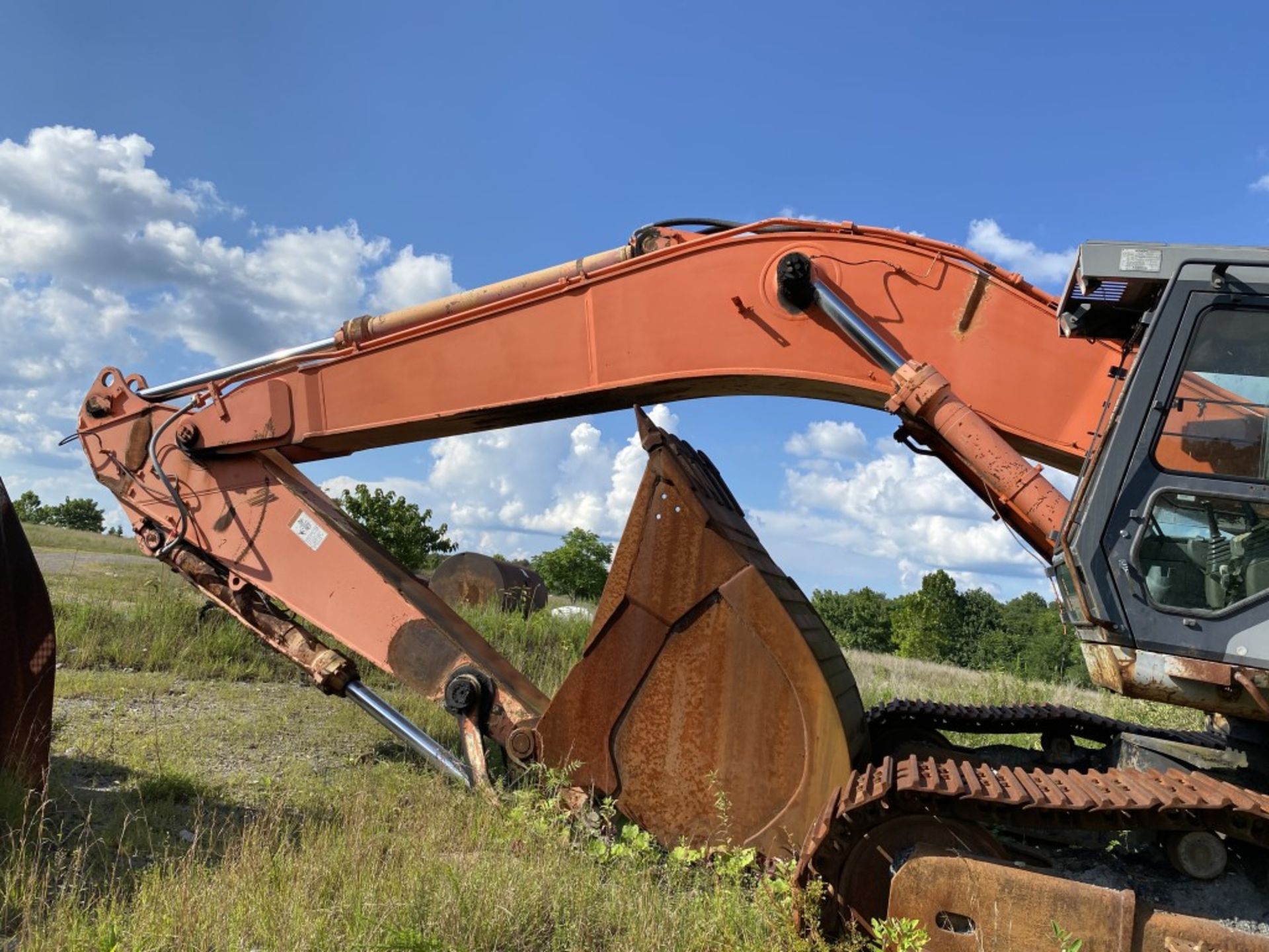 2004 HITACHI EX600LC HYDRAULIC EXCAVATOR, ENCLOSED CAB, S/N: HCM17P00V0000V213, HOURS N/A, 30'' - Image 4 of 18