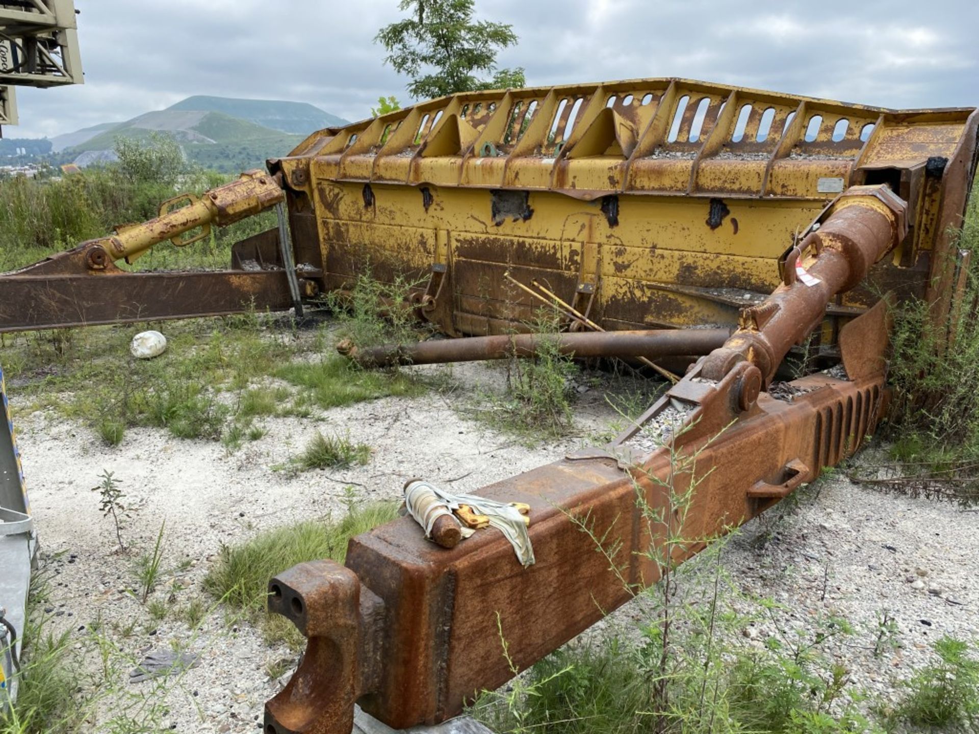 CATERPILLAR DOZER BLADE, 241.8'', S/N: 7GW00986, COMES WITH ASSORTED USED EQUIPMENT PARTS - Image 2 of 19