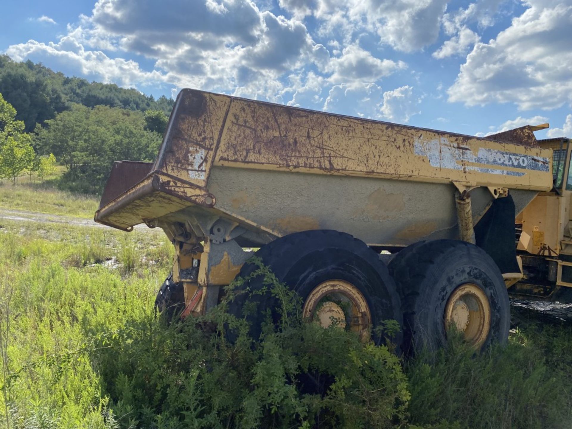 2000 VOLVO A35C ARTICULATED OFF-HIGHWAY TRUCK, ENCLOSED CAB, S/N: A35CV70030, 1,021 HOURS SHOWING ( - Image 5 of 16