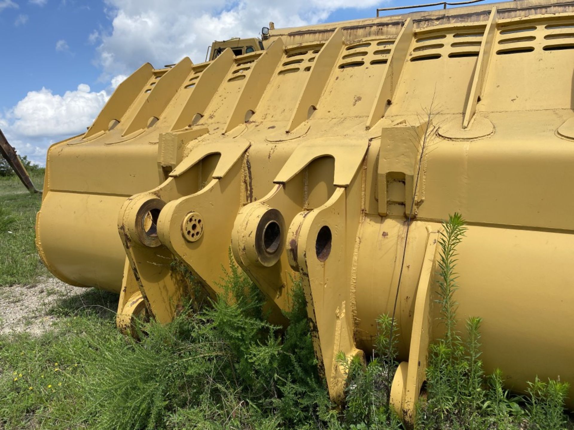 CATERPILLAR 992B WHEEL LOADER BUCKET WITH TEETH, 11 CU.YD., 15'6'' WIDE LOCATION: MINWAY - Image 3 of 4