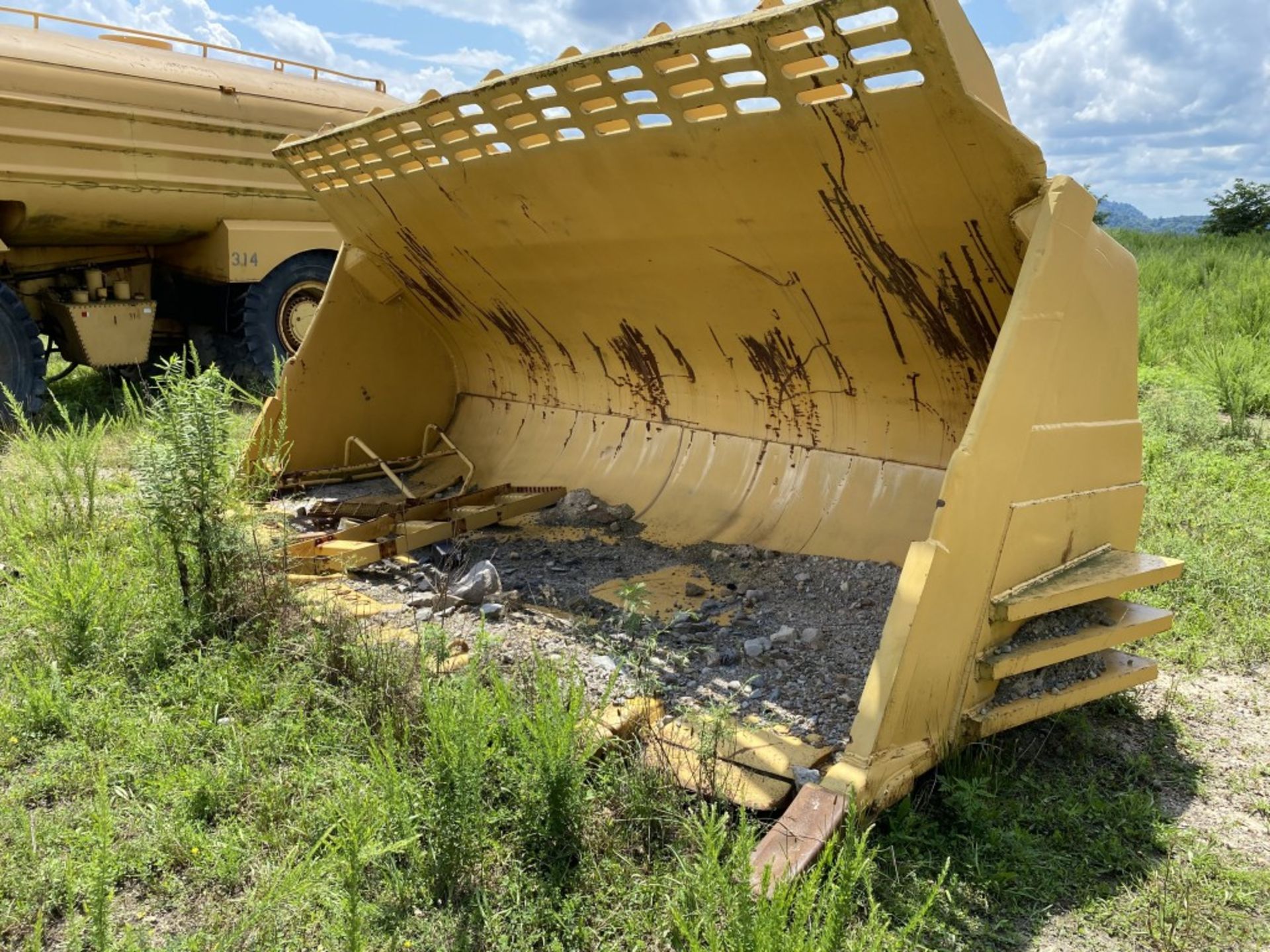 CATERPILLAR 992B WHEEL LOADER BUCKET WITH TEETH, 11 CU.YD., 15'6'' WIDE LOCATION: MINWAY