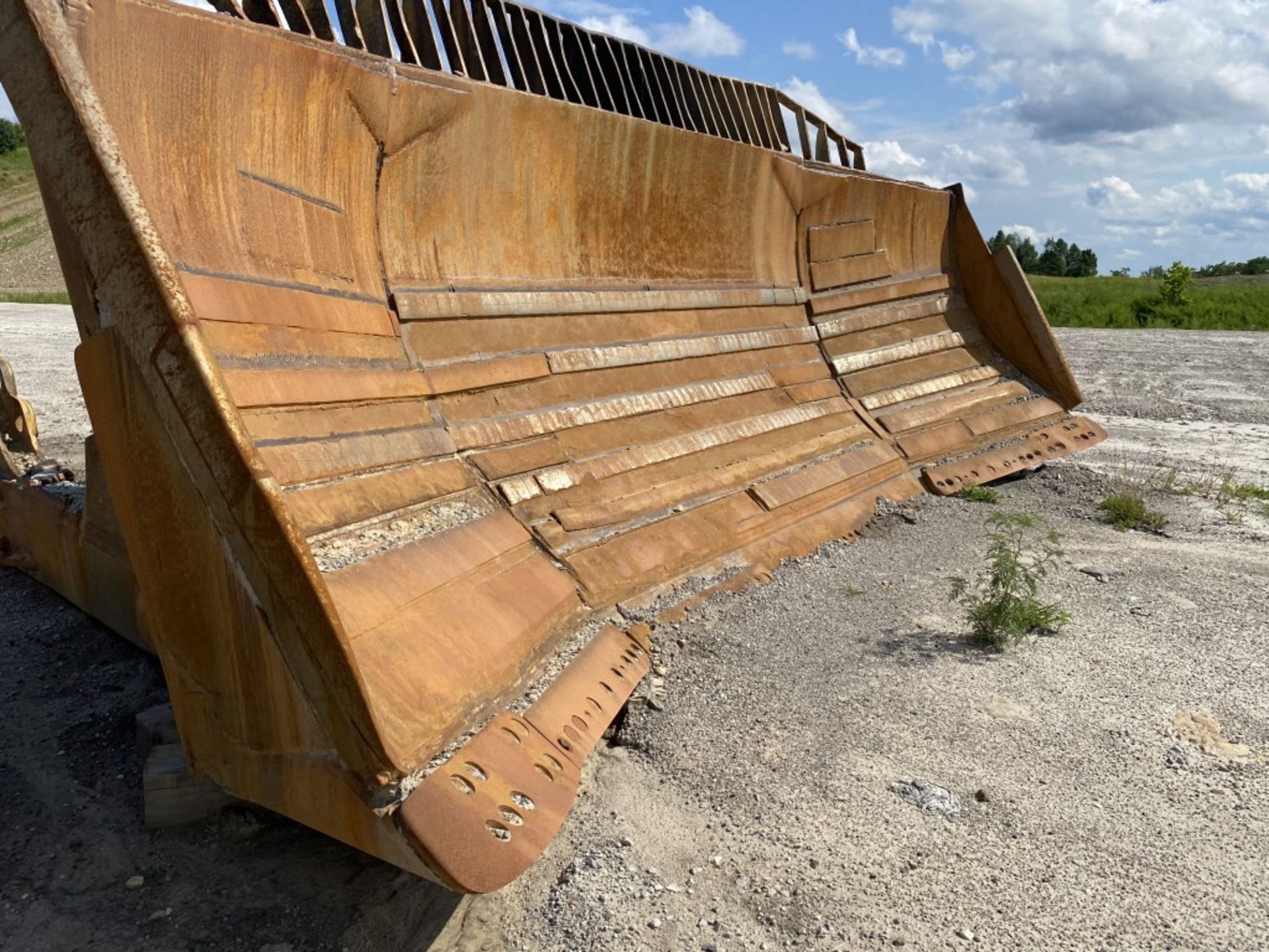 CATERPILLAR DOZER BLADE WITH SIDE BRACKETS, 20'6'' WIDE, COMES WITH (2) USED TRACK SECTIONS AND A - Image 5 of 8