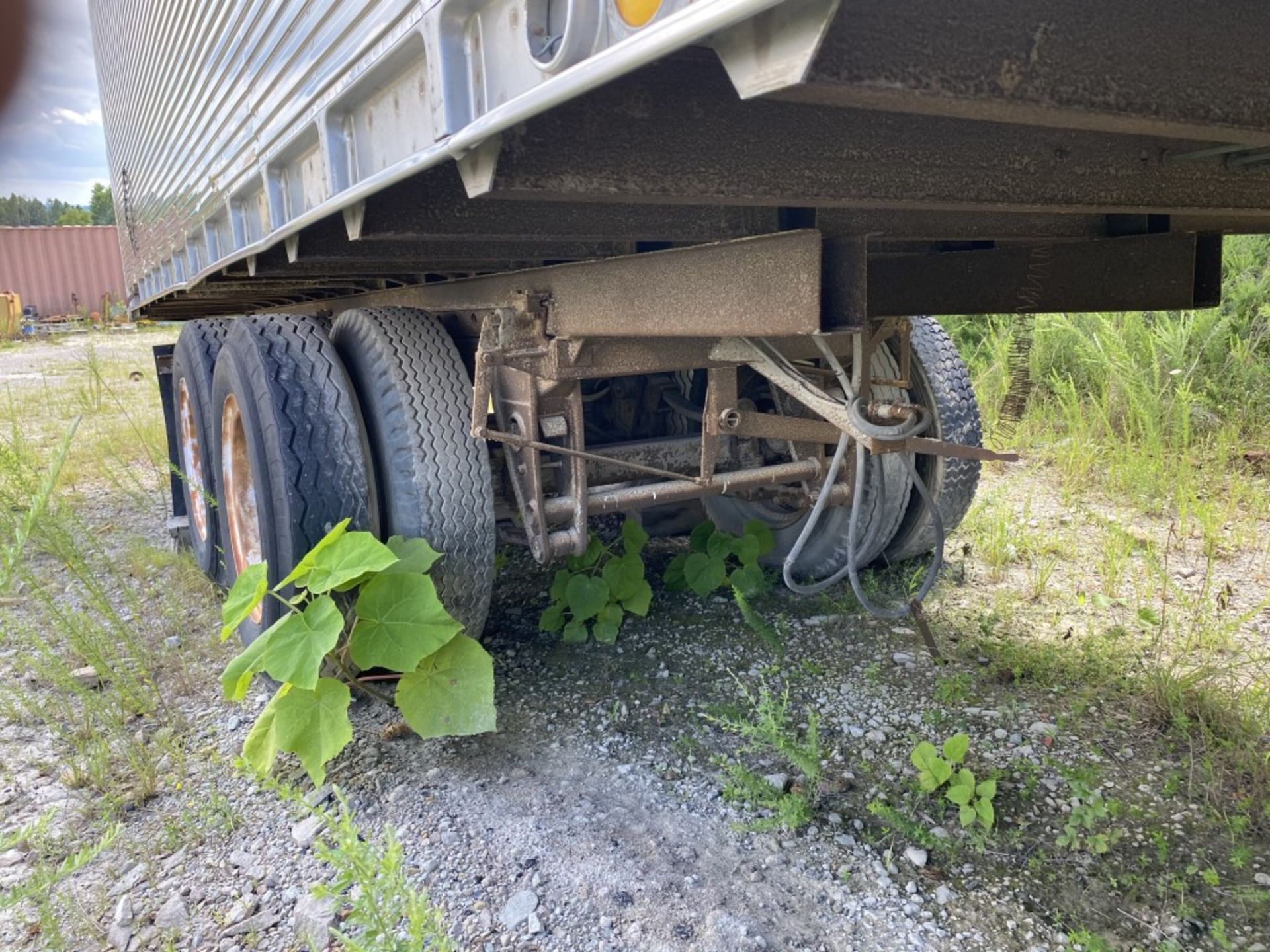 1970 FRUEHAUF 40' STORAGE SEMI-TRAILER, S/N: FWK528575, 1 FLAT TIRE, 11R24.5 TIRES, UNABLE TO OPEN - Image 8 of 10