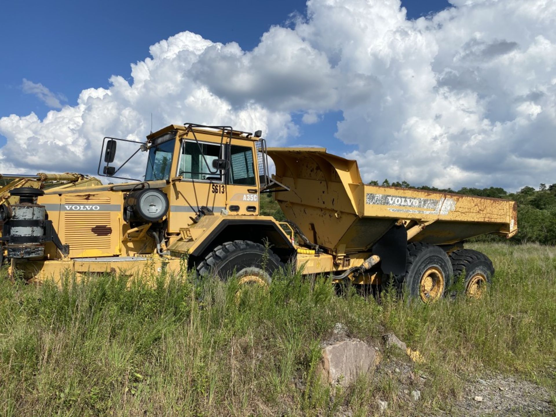 2000 VOLVO A35C ARTICULATED OFF-HIGHWAY TRUCK, ENCLOSED CAB, S/N: A35CV70030, 1,021 HOURS SHOWING (