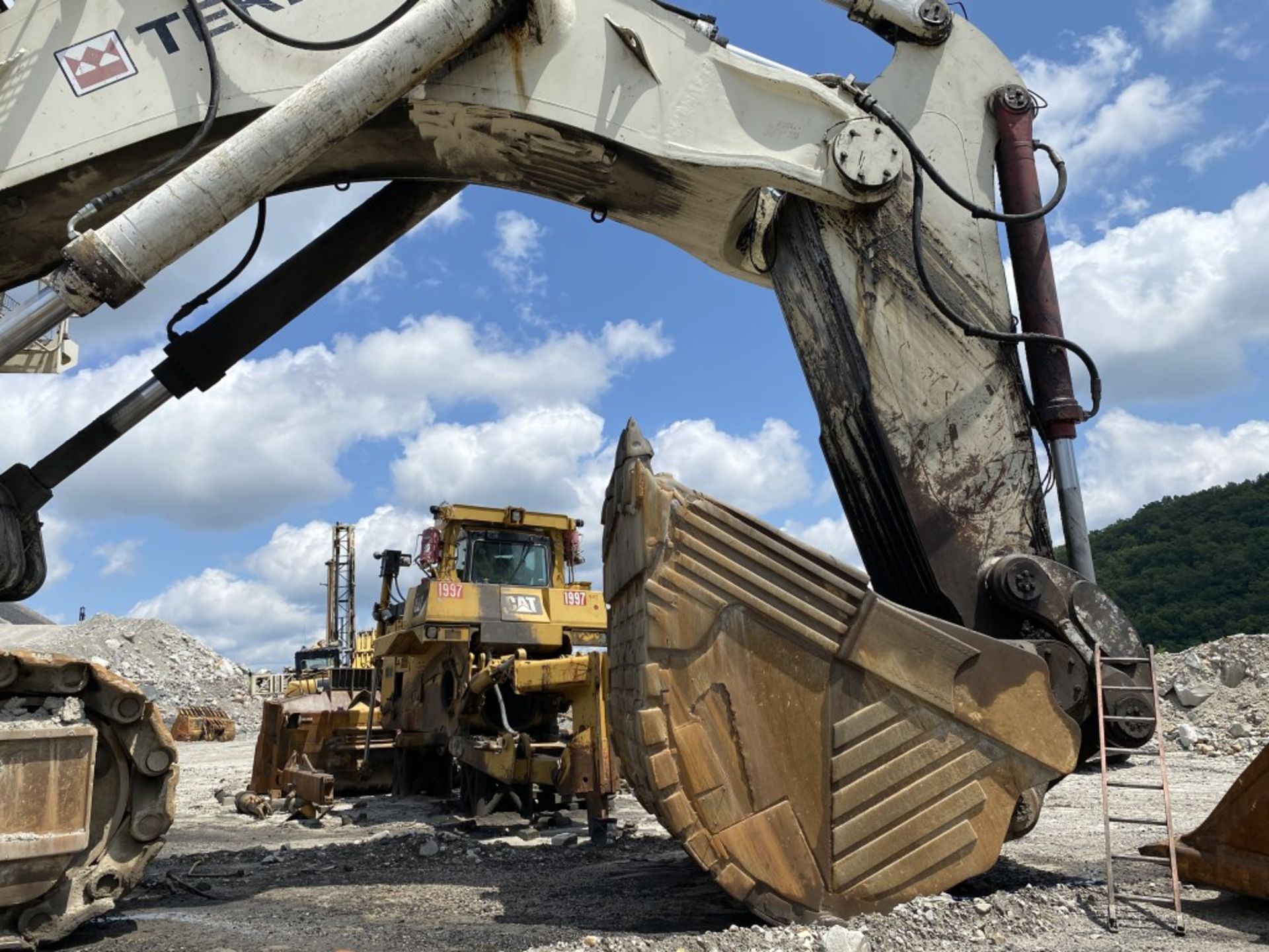 2006 TEREX O&K RH200 SHOVEL EXCAVATOR, (2) CUMMINS MODEL QSK45-C 1.119KW 45.1 LITER V-12 TWIN - Image 6 of 44