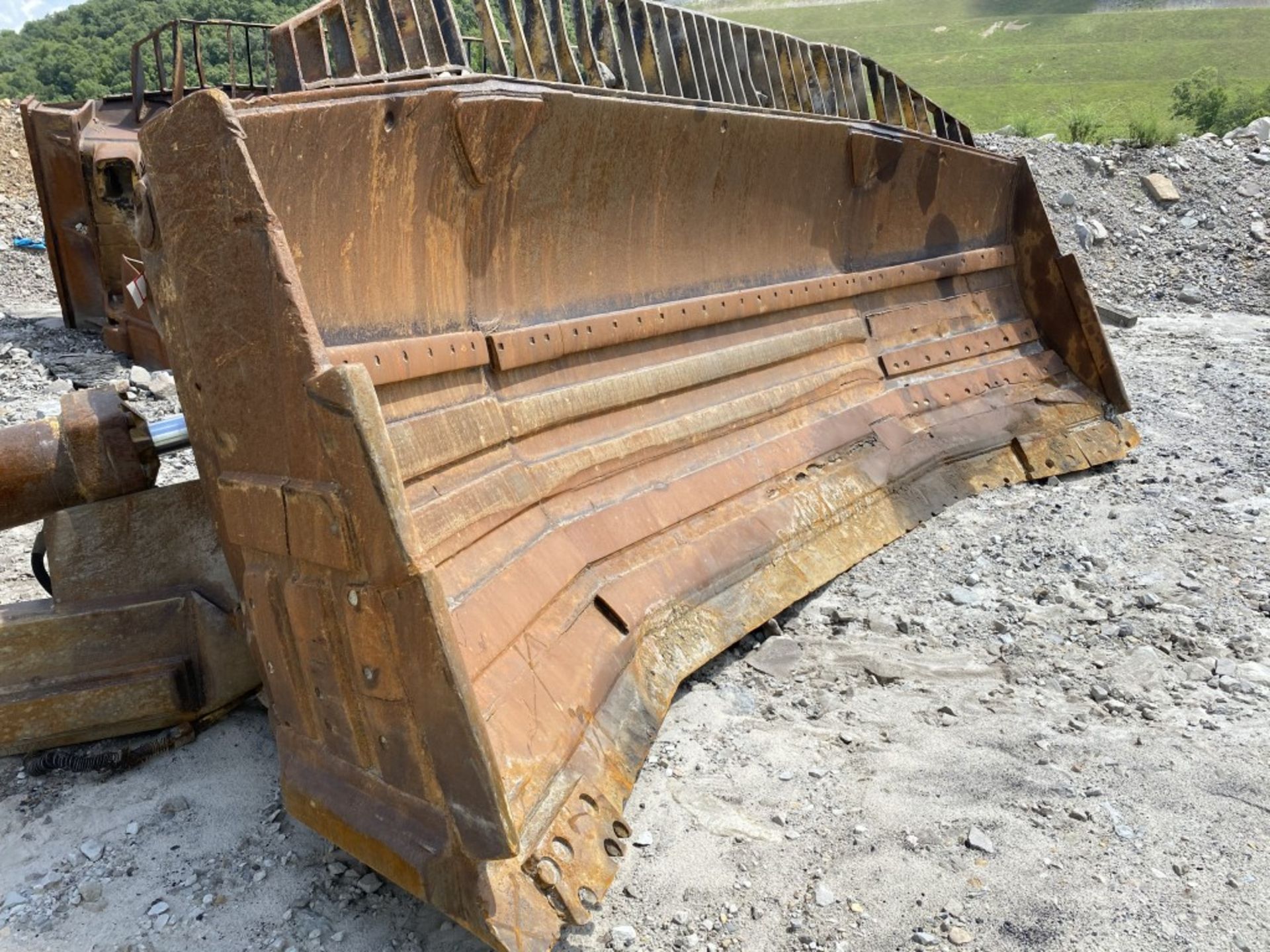 (2) USED CATERPILLAR DOZER BLADES, 16'8'' WIDE AND 20'6'' WIDE, BOTH NEED WORK LOCATION: TWIN - Image 2 of 6