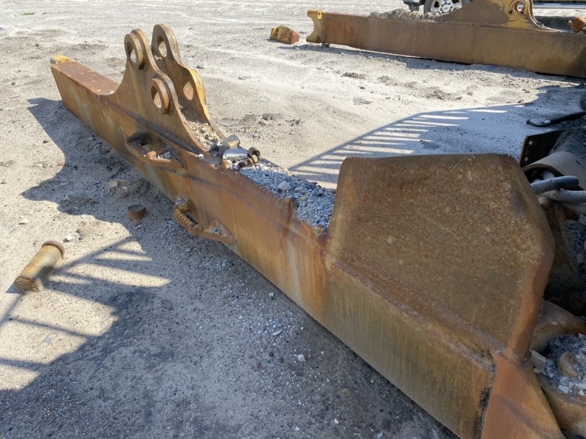 CATERPILLAR DOZER BLADE WITH SIDE BRACKETS, 20'6'' WIDE, COMES WITH (2) USED TRACK SECTIONS AND A - Image 6 of 8