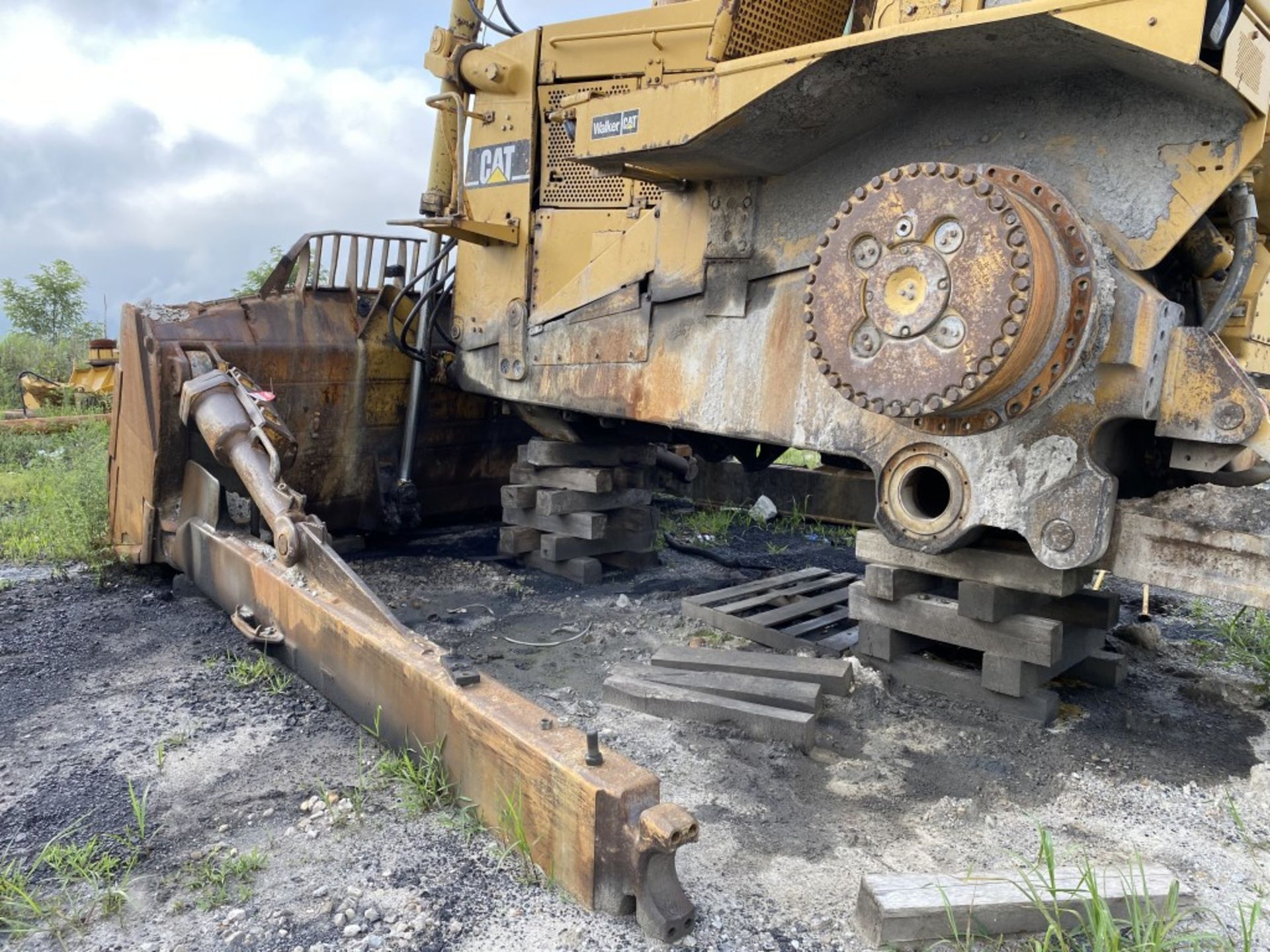 CATERPILLAR D10R DOZER, S/N: 3KR01793, CAT 3412 DIESEL ENGINE, REAR WEIGHT, 15'6'' WIDE BLADE, - Image 6 of 11