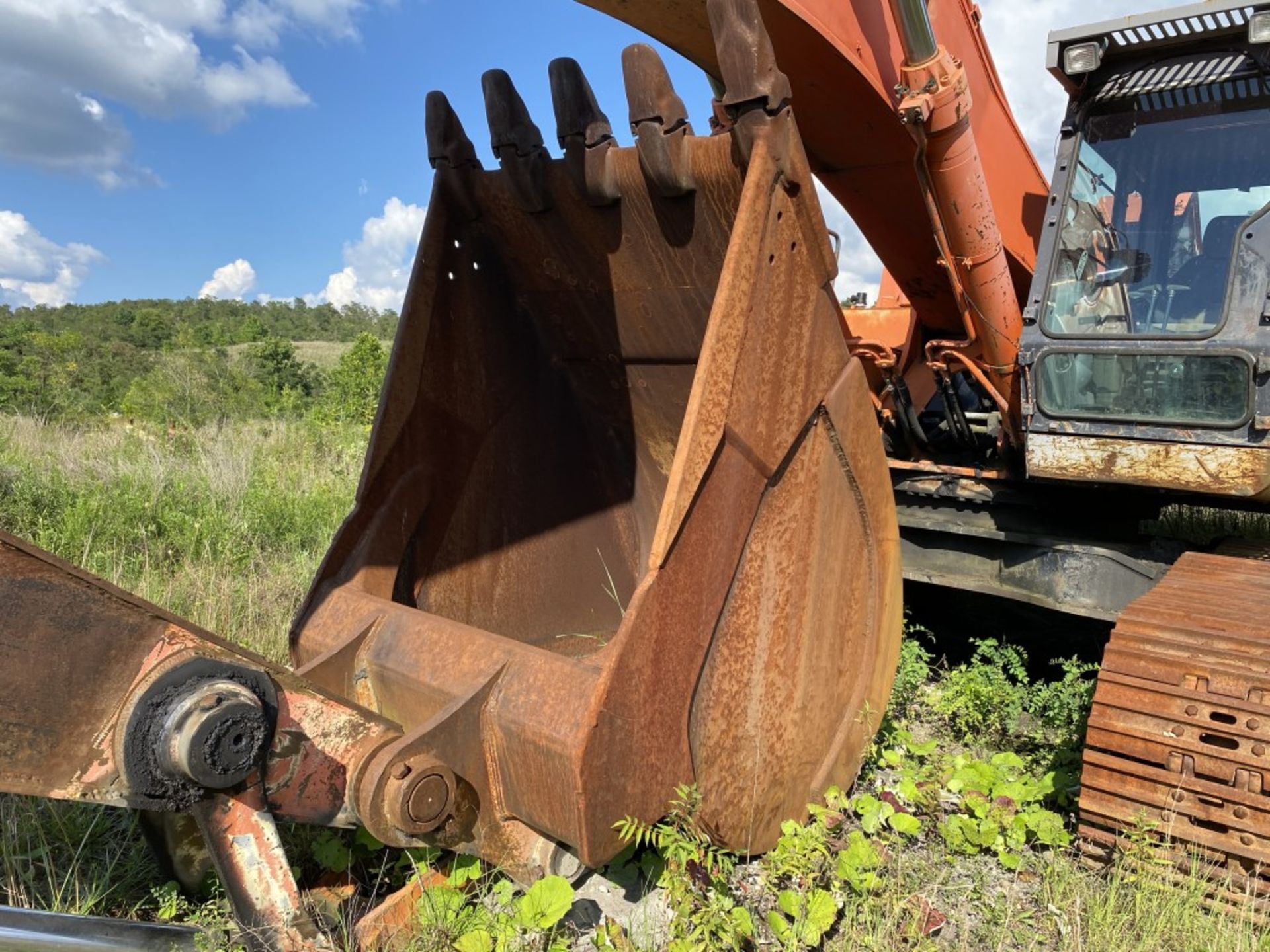 2004 HITACHI EX600LC HYDRAULIC EXCAVATOR, ENCLOSED CAB, S/N: HCM17P00V0000V213, HOURS N/A, 30'' - Image 18 of 18