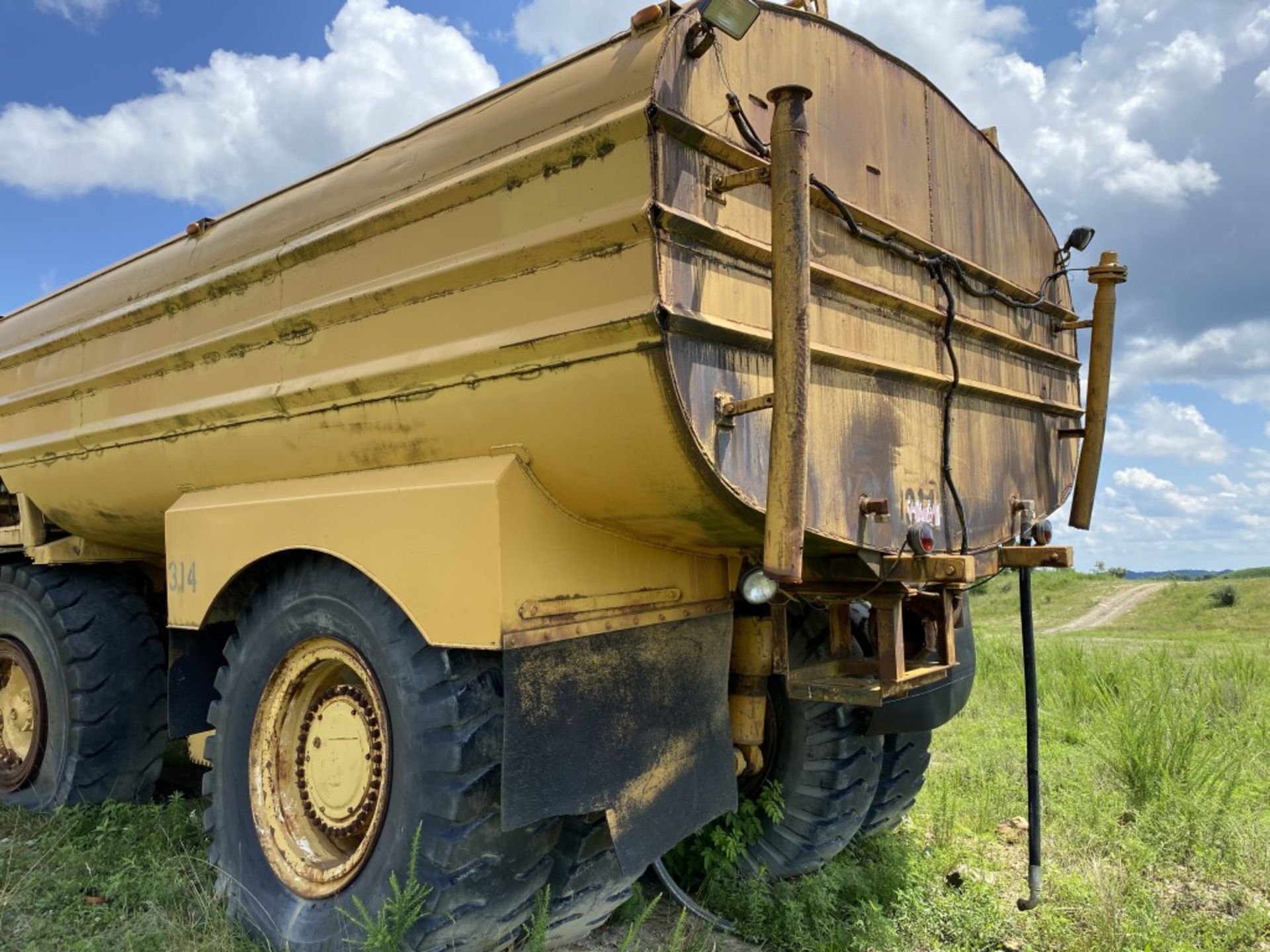 CATERPILLAR 773B OFF-ROAD WATER TRUCK, S/N: 63W00366, CAT 12-CYLINDER DIESEL ENGINE, 24.00-35 TIRES, - Image 8 of 10