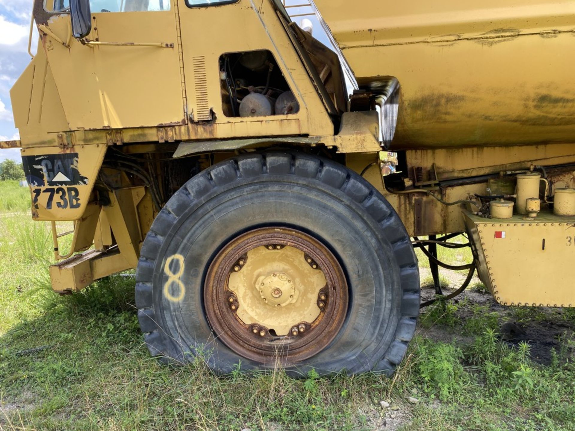 CATERPILLAR 773B OFF-ROAD WATER TRUCK, S/N: 63W00366, CAT 12-CYLINDER DIESEL ENGINE, 24.00-35 TIRES, - Image 9 of 10