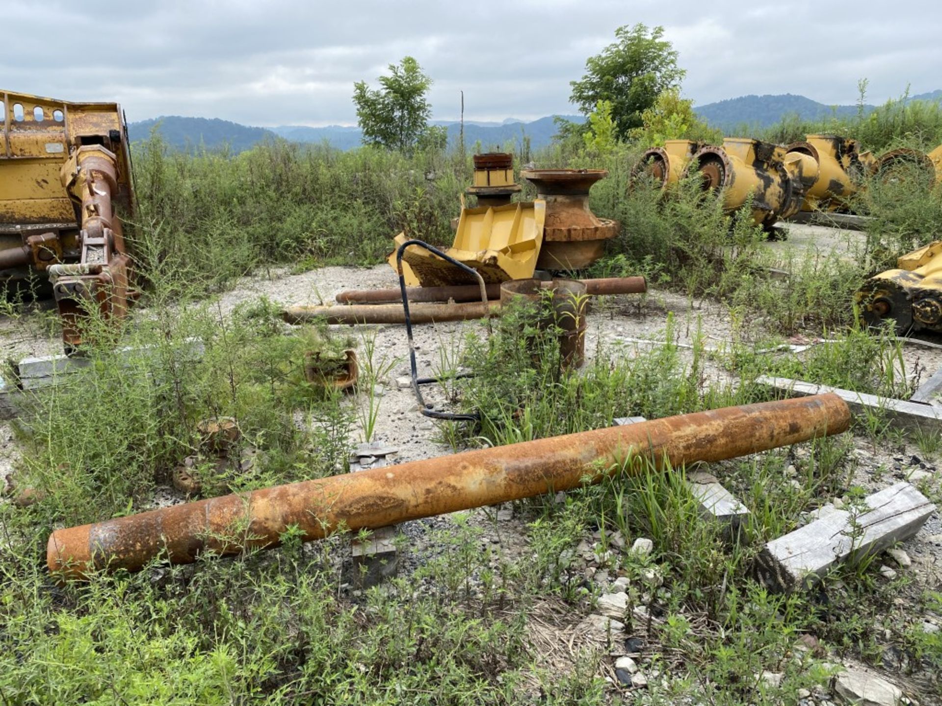 CATERPILLAR DOZER BLADE, 241.8'', S/N: 7GW00986, COMES WITH ASSORTED USED EQUIPMENT PARTS - Image 5 of 19