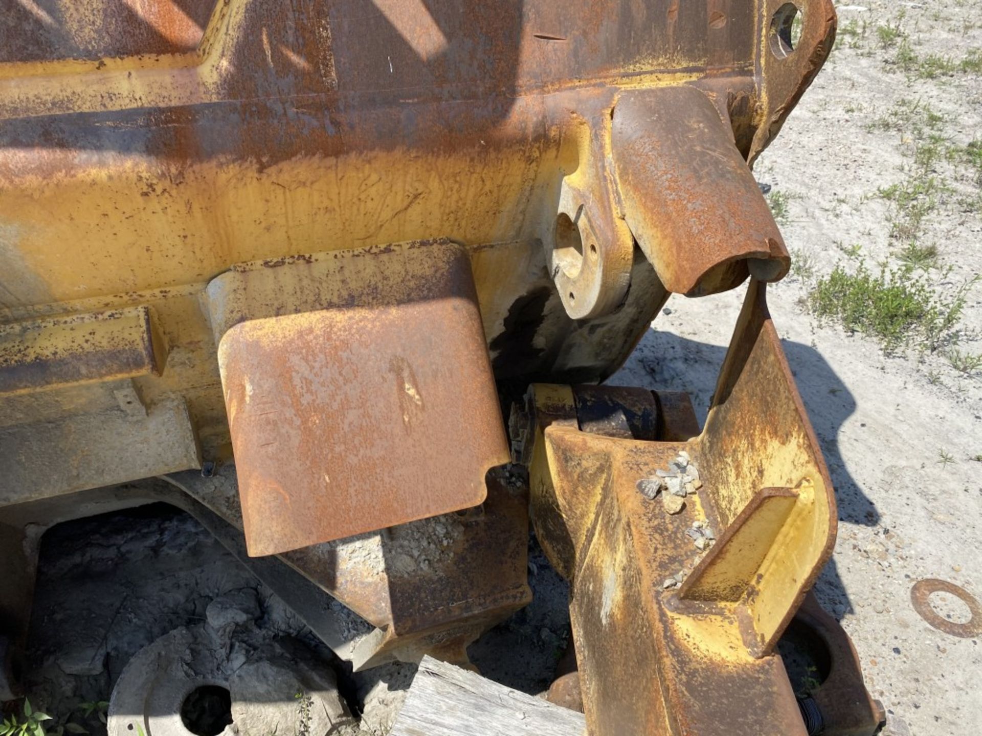 17' CATERPILLAR DOZER BLADE, COMES WITH ONE SIDE BRACKET LOCATION: MINWAY - Image 6 of 8