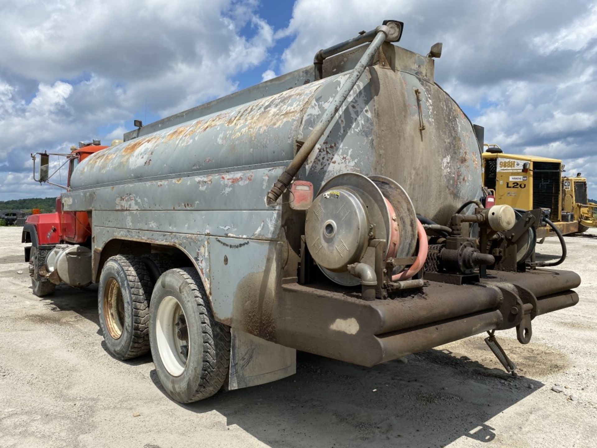 1992 MACK TANDEM AXLE FUEL TANKER TRUCK, VIN: 2M2P271C7NC012281, 418,961 MILES SHOWING, 9,443 - Image 4 of 21