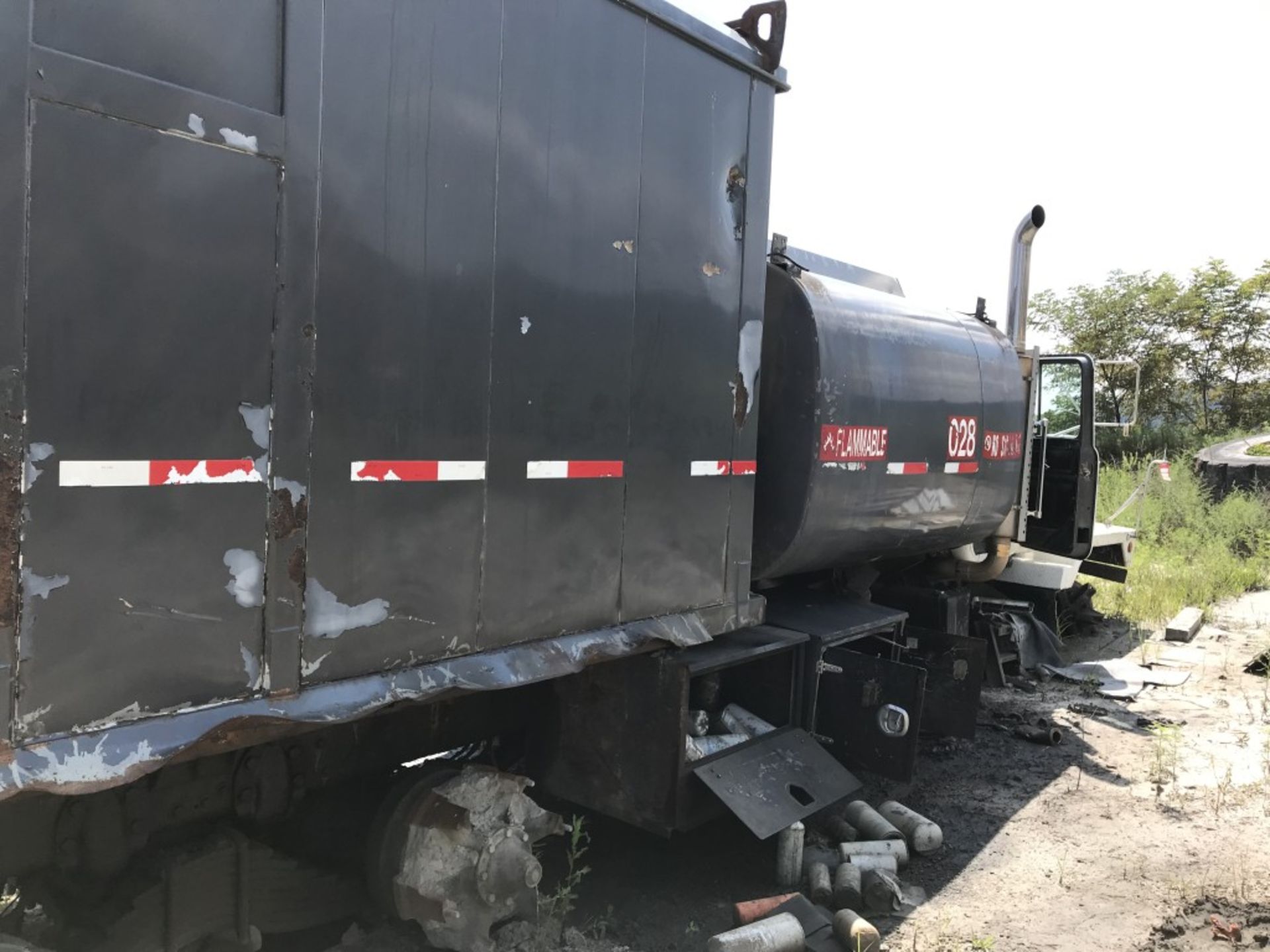 MACK LUBE TRUCK FOR PARTS, MISSING A LOT OF PARTS, STEEL Tank, REAR LUBE BODY (UNIT #028) - Image 8 of 8