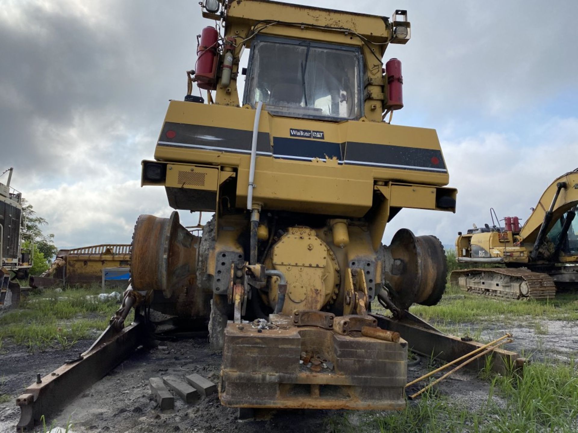 CATERPILLAR D10R DOZER, S/N: 3KR01793, CAT 3412 DIESEL ENGINE, REAR WEIGHT, 15'6'' WIDE BLADE, - Image 4 of 11