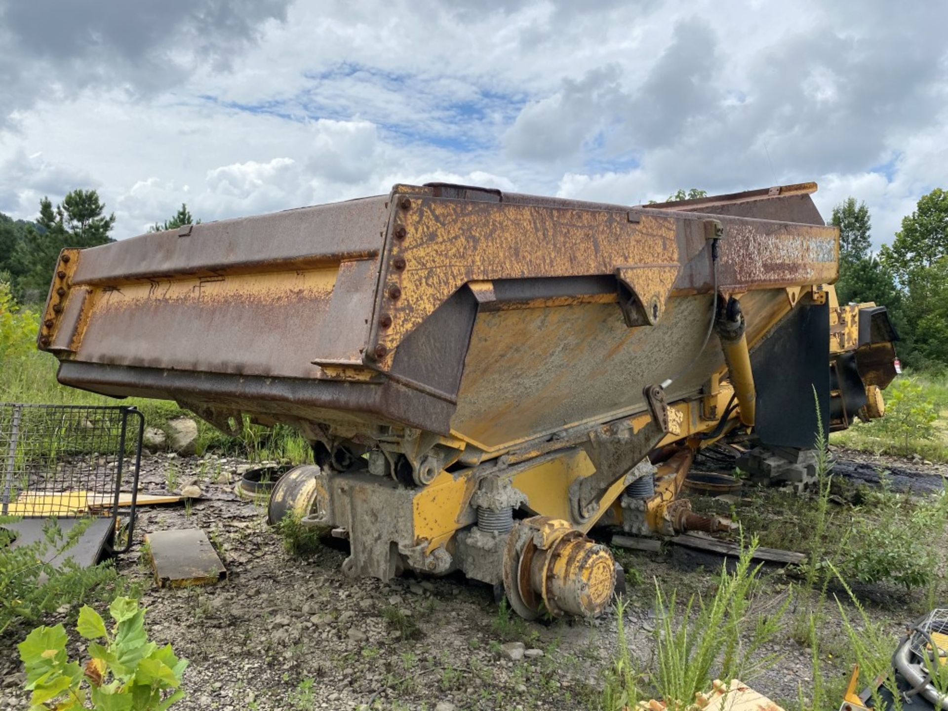 1997 VOLVO A30C ARTICULATED OFF-HIGHWAY TRUCK, ENCLOSED CAB, S/N: A30CV2693, HOURS, N/A, REAR - Image 5 of 13