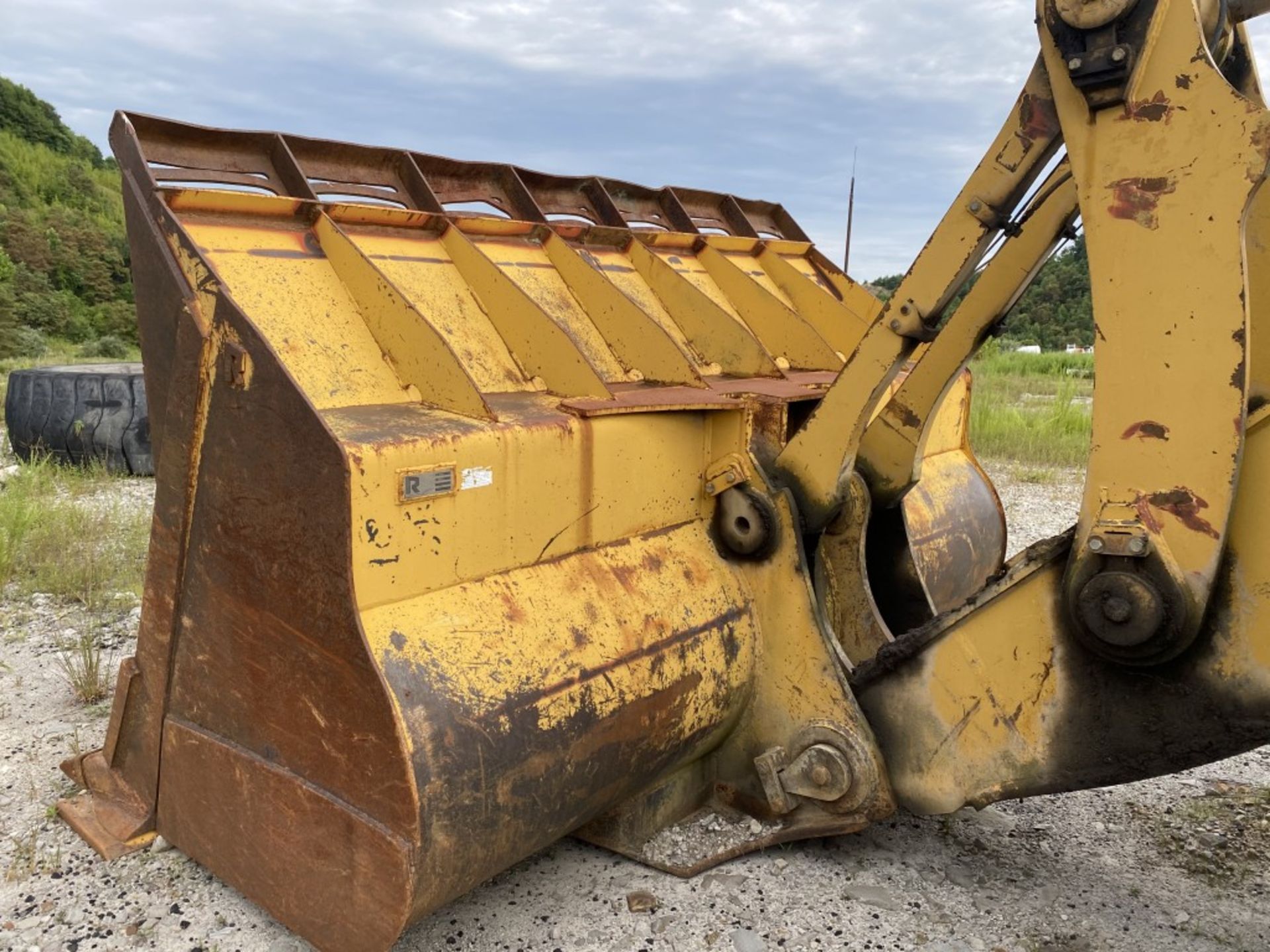 2004 CATERPILLAR 988G ARTICULATED WHEEL LOADER, ENCLOSED CAB, S/N: ABNH01383, 246,485 HOURS, 8- - Image 13 of 29