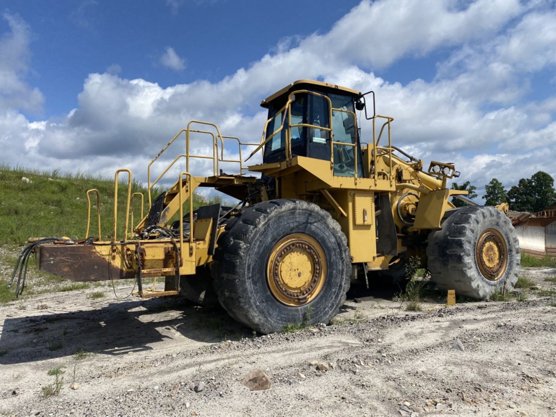 CATERPILLAR 988H WHEEL LOADER FOR PARTS/SCRAP, S/N: CAT0988HEBY00302, 35/65-33 TIRES, ENGINE - Image 2 of 17