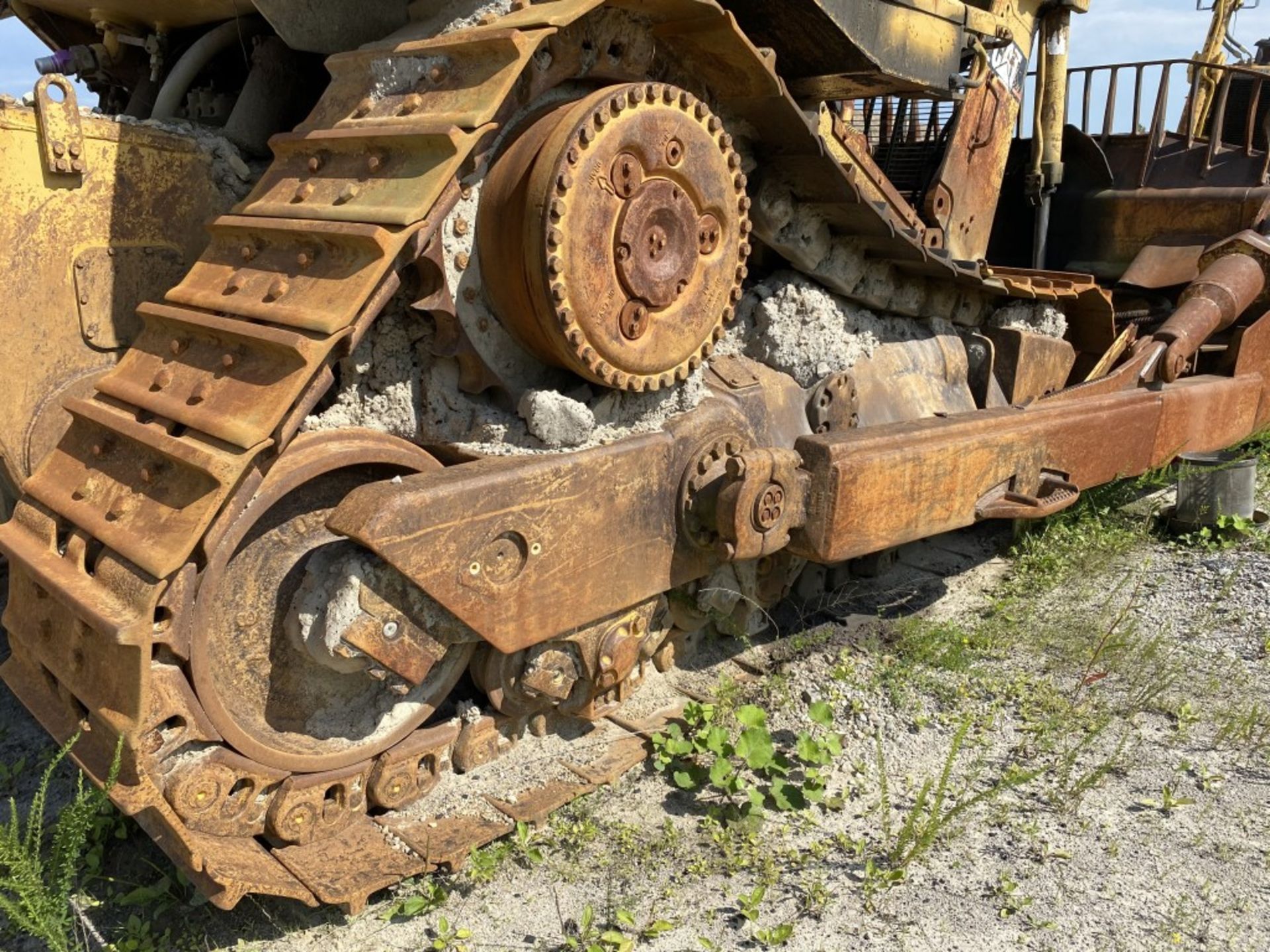 CATERPILLAR D9 DOZER, REAR WINCH, 58,482 HOURS SHOWING, CAT 3408 DIESEL ENGINE, HAS BLADE, MISSING - Image 5 of 12