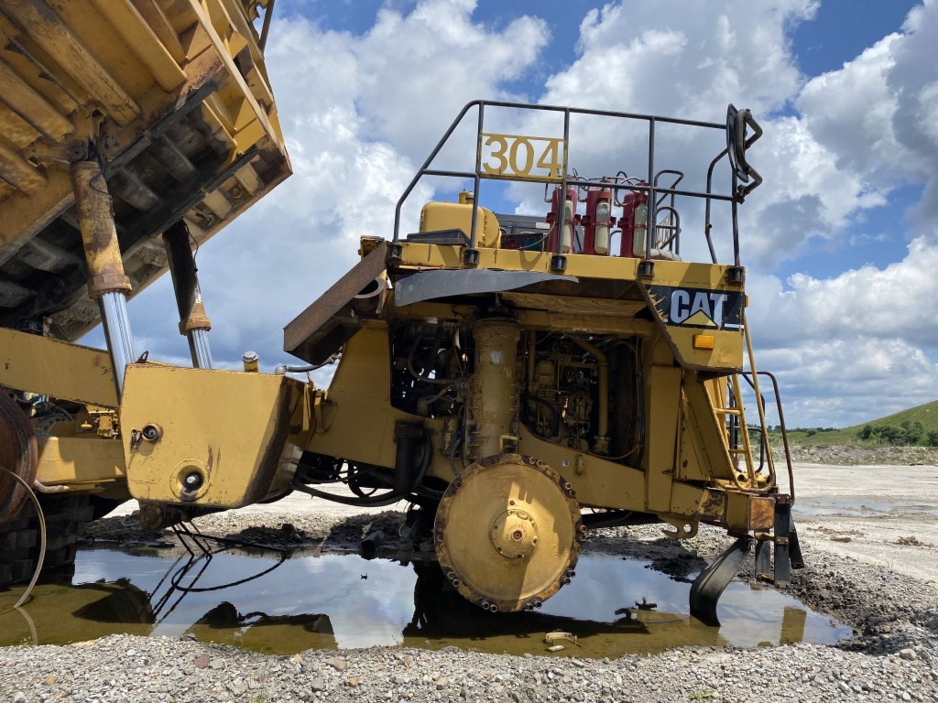 CATERPILLAR 777D OFF-ROAD DUMP TRUCK, CAT DIESEL ENGINE, 7-SPEED WITH REVERSE, HYDRAULIC DUMP BOX, - Image 6 of 10