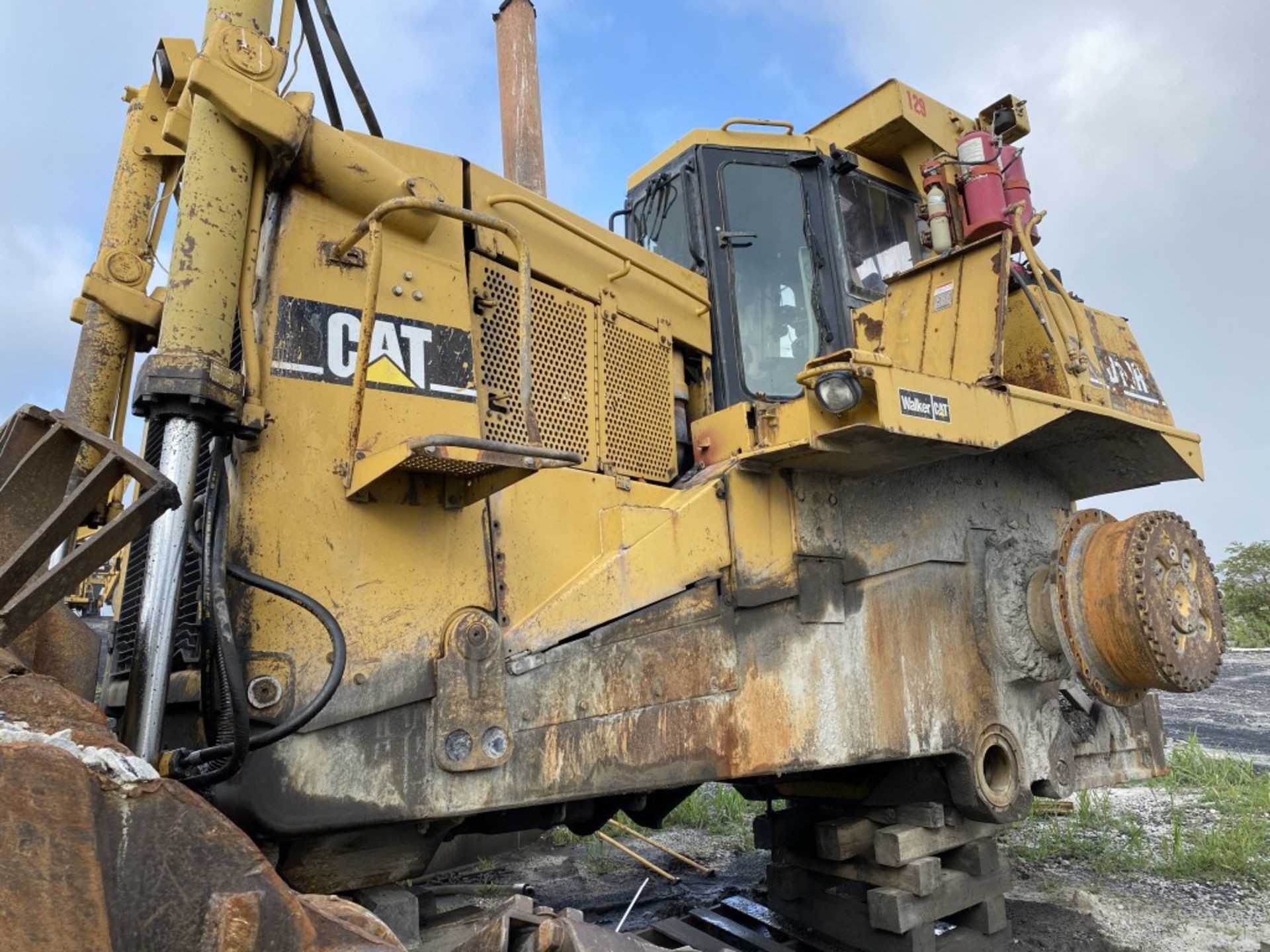 CATERPILLAR D10R DOZER, S/N: 3KR01793, CAT 3412 DIESEL ENGINE, REAR WEIGHT, 15'6'' WIDE BLADE, - Image 9 of 11