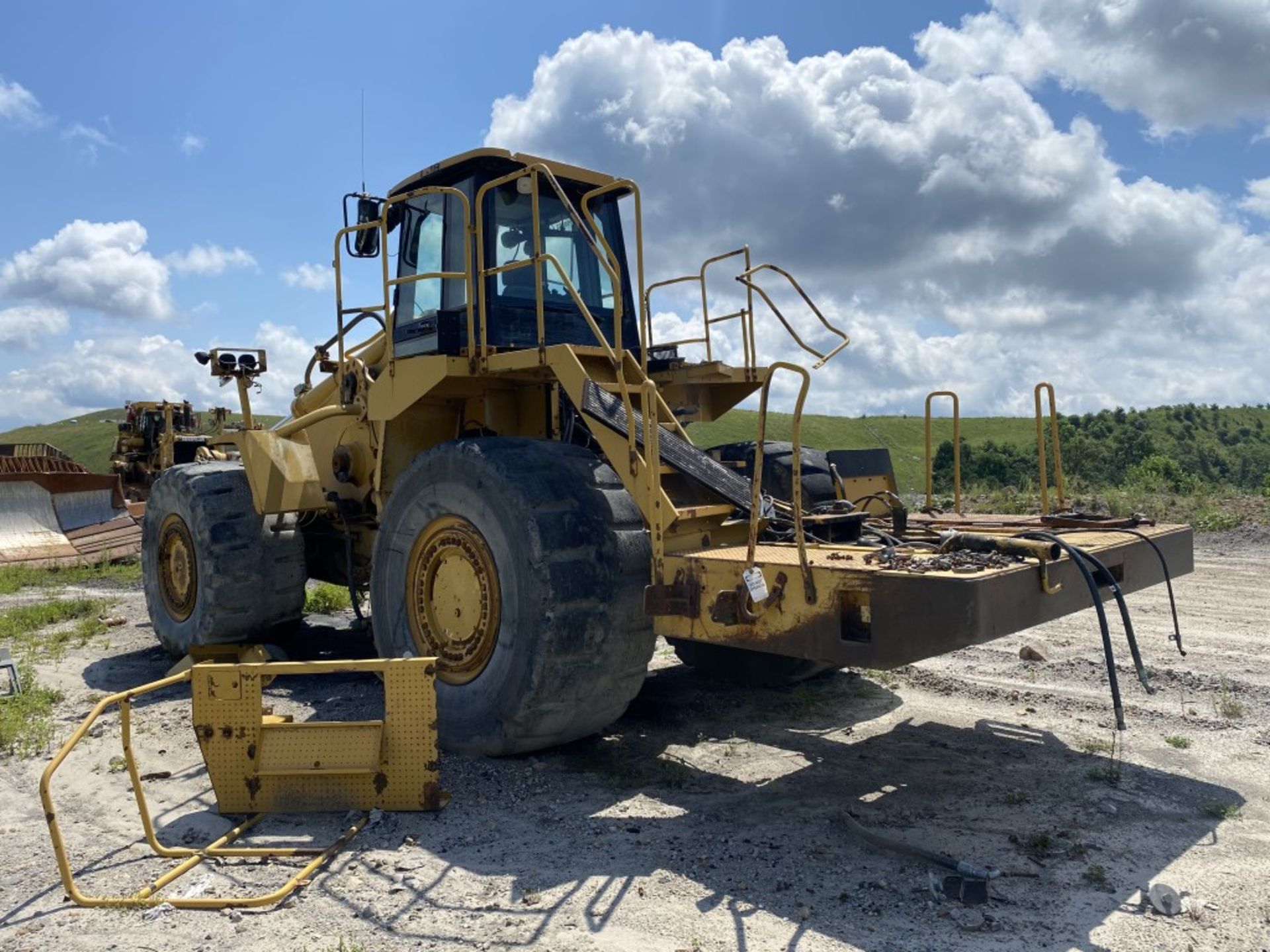 CATERPILLAR 988H WHEEL LOADER FOR PARTS/SCRAP, S/N: CAT0988HEBY00302, 35/65-33 TIRES, ENGINE - Image 3 of 17