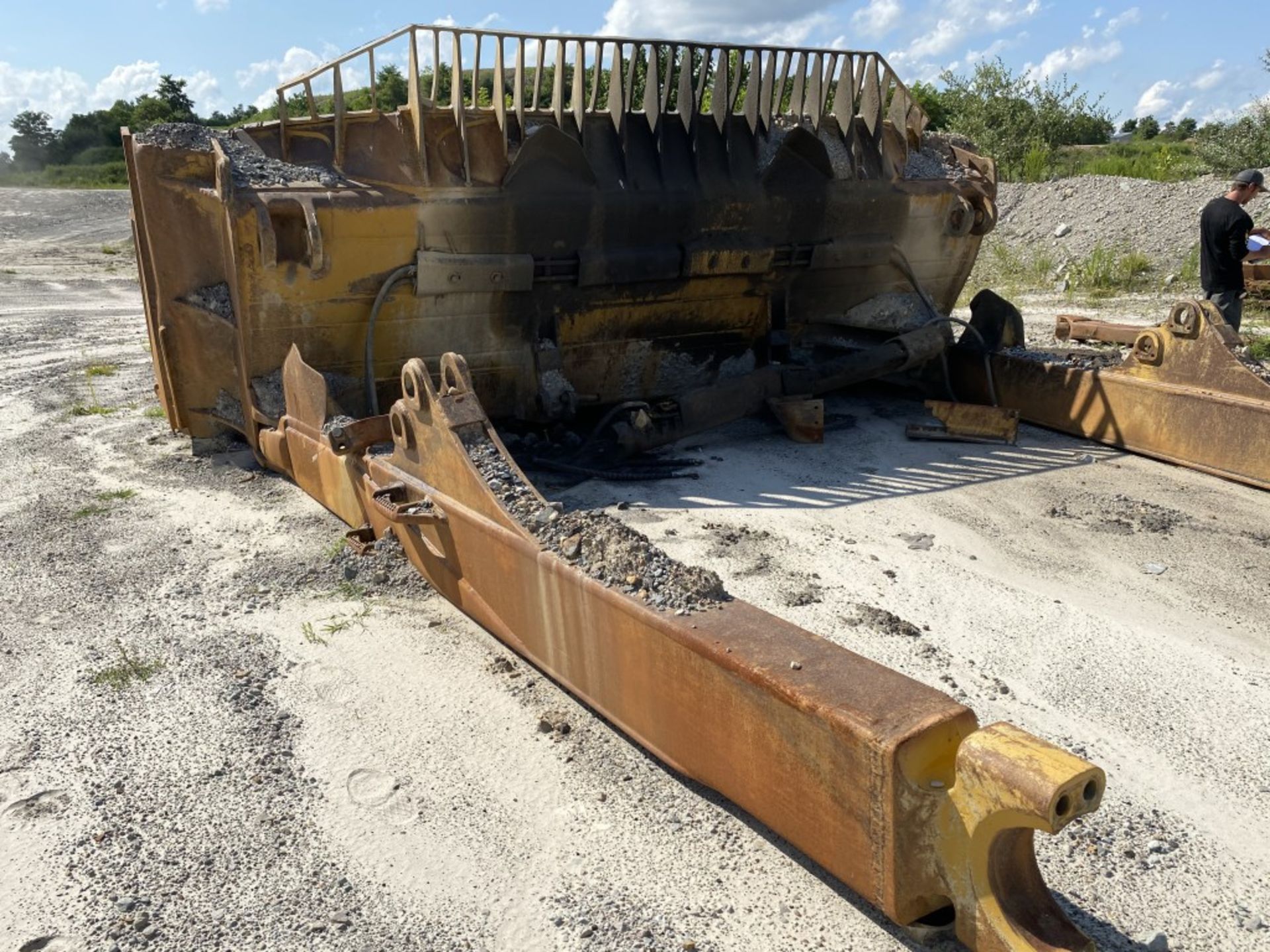 CATERPILLAR DOZER BLADE WITH SIDE BRACKETS, 20'6'' WIDE, COMES WITH (2) USED TRACK SECTIONS AND A - Image 8 of 8