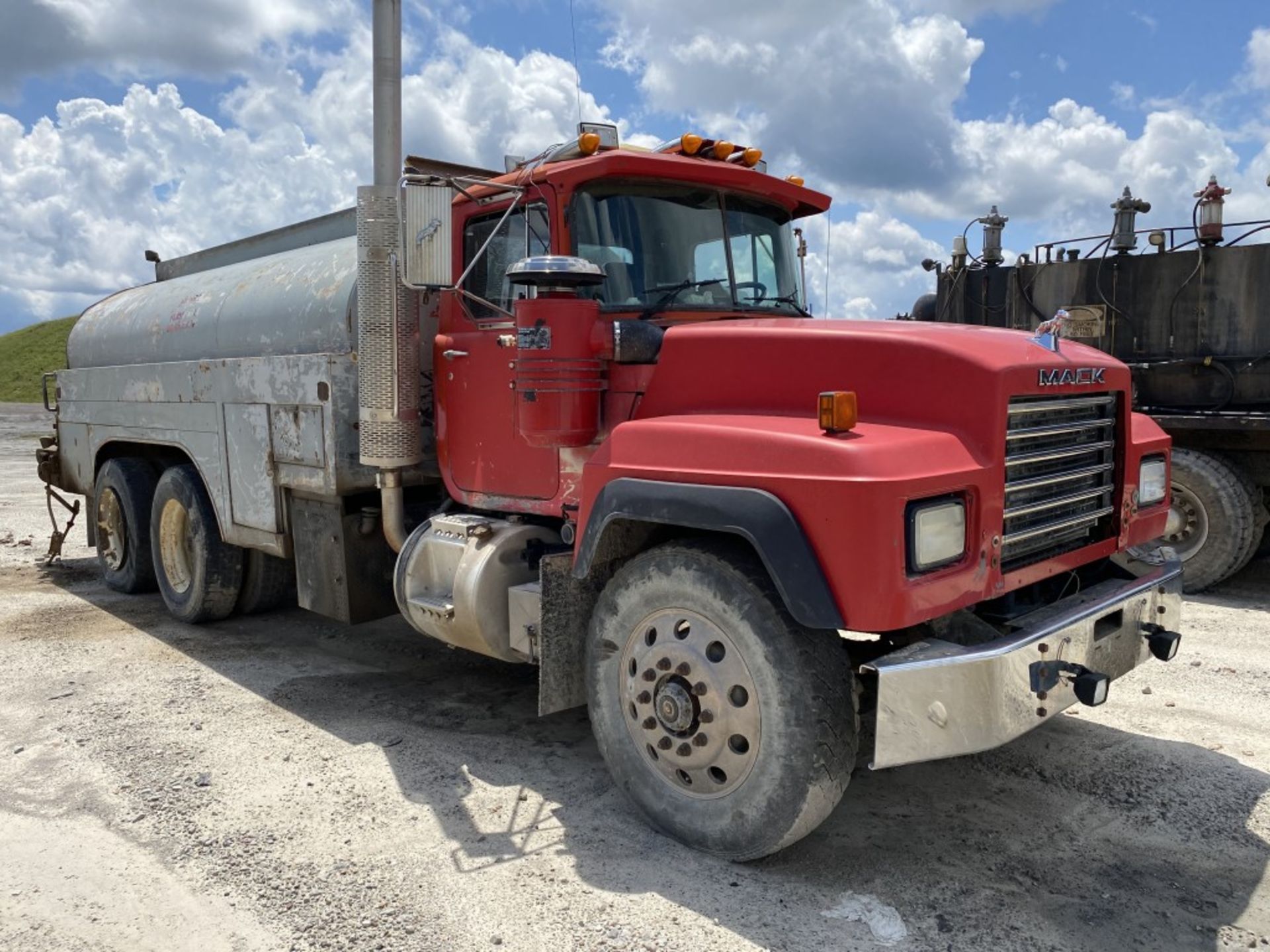 1992 MACK TANDEM AXLE FUEL TANKER TRUCK, VIN: 2M2P271C7NC012281, 418,961 MILES SHOWING, 9,443 - Image 2 of 21