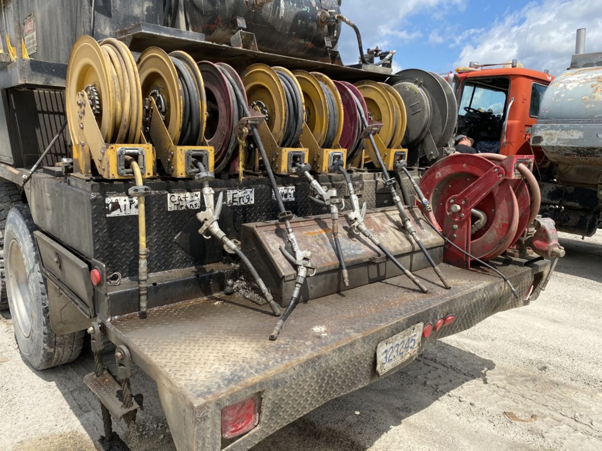 2002 MACK RB688S LUBE TRUCK, VIN: 1M2AM08C22M006266, 240,845 ODOMETER MILES, 22,167 HOURS SHOWING, - Image 7 of 27