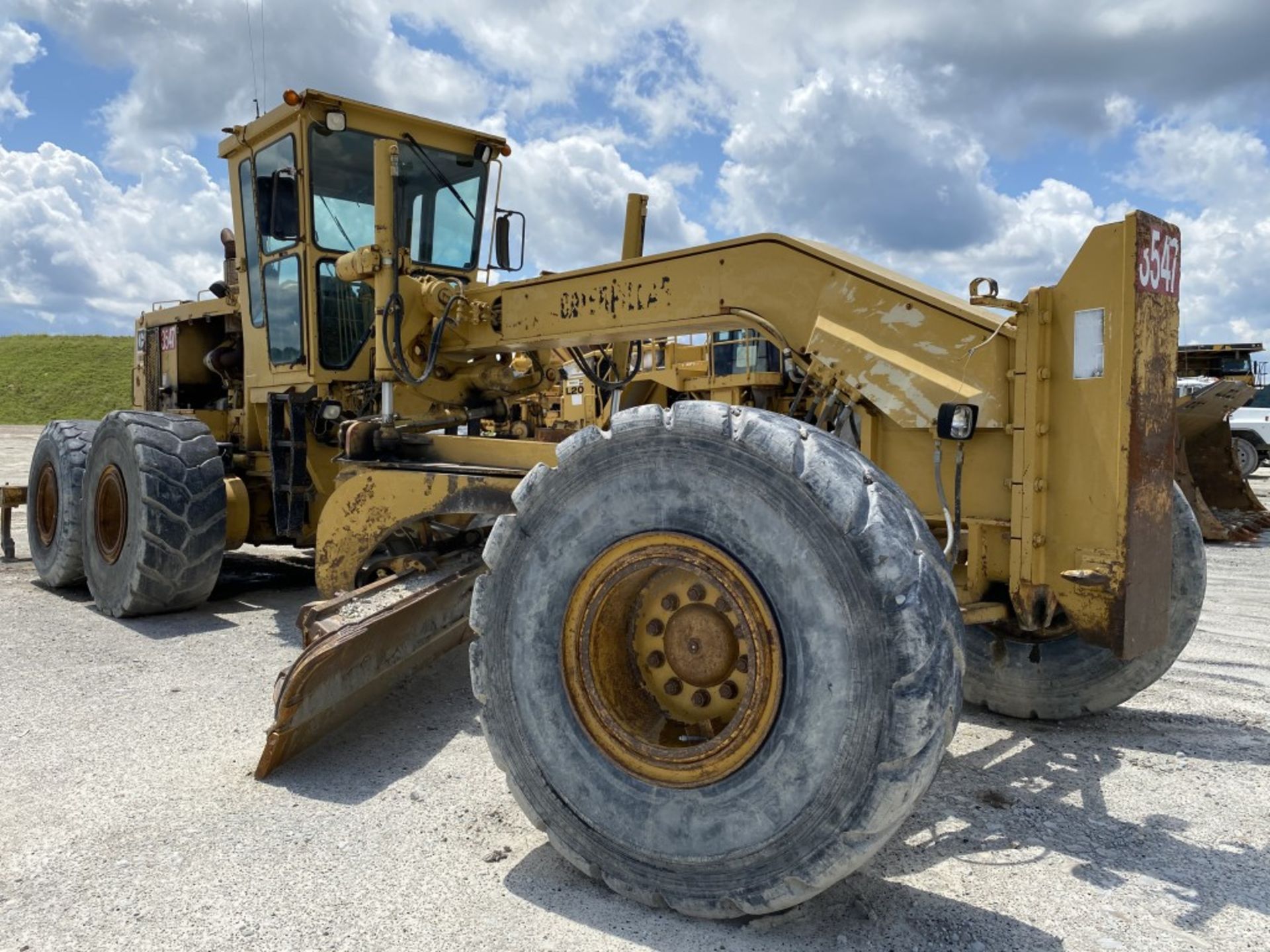 CATERPILLAR 16G MOTOR GRADER, P/N: 93U03547, CAT 3406 6-CYLINDER TURBO DIESEL ENGINE, 8 FORWARD & - Image 2 of 24